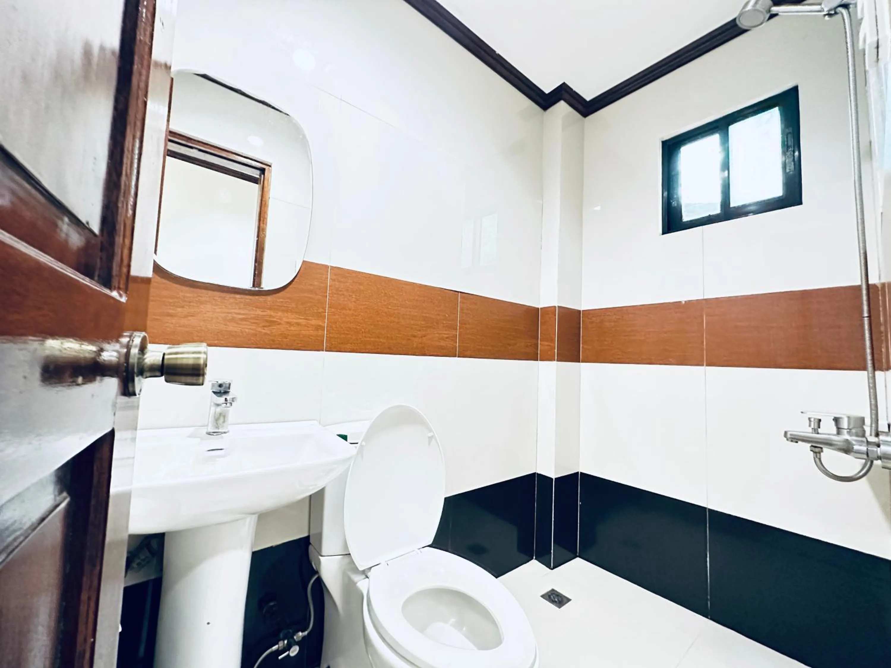 Shower in Alocasia Inn - El Nido