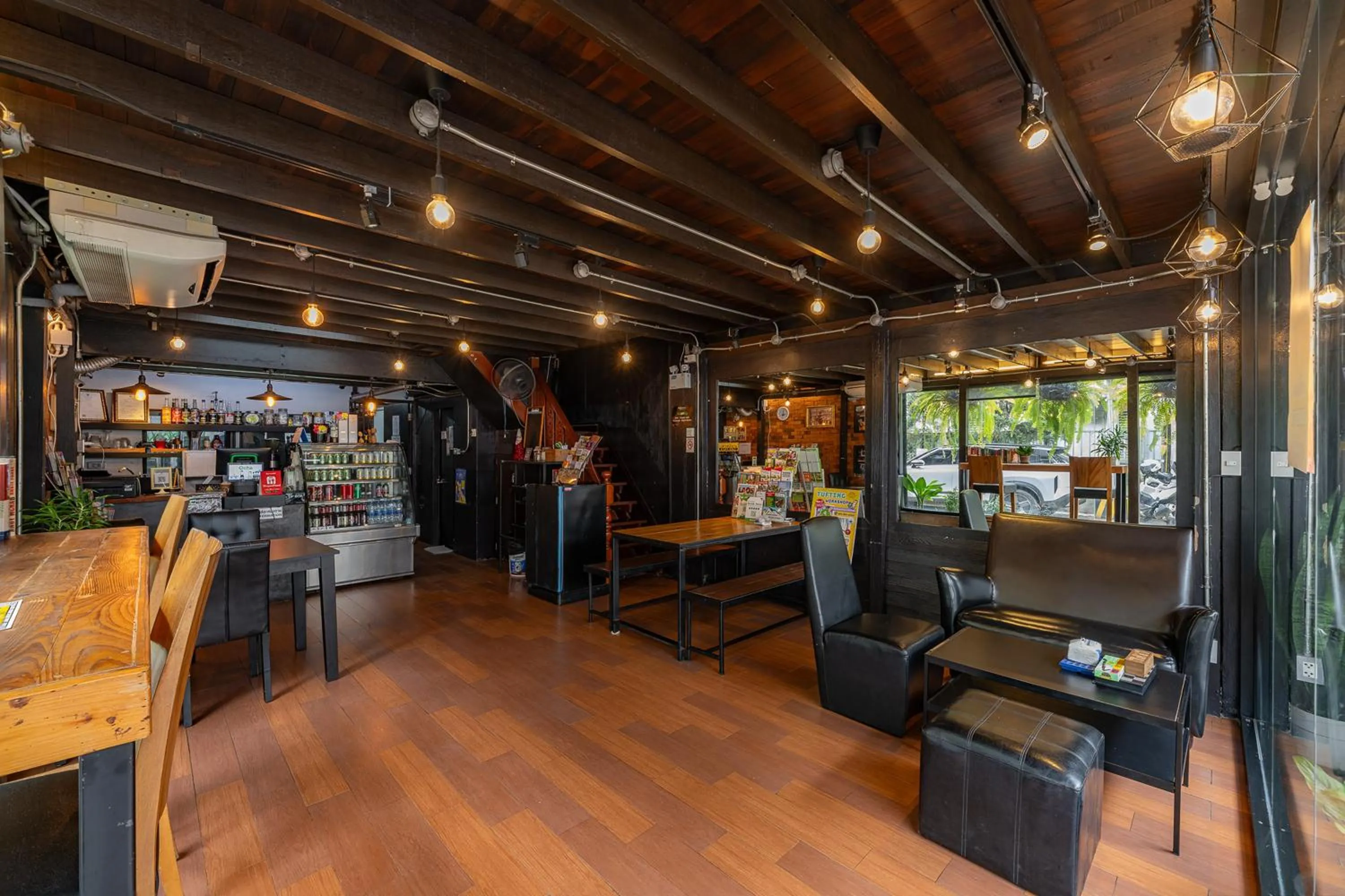 Restaurant/places to eat in KAYAN Hostel