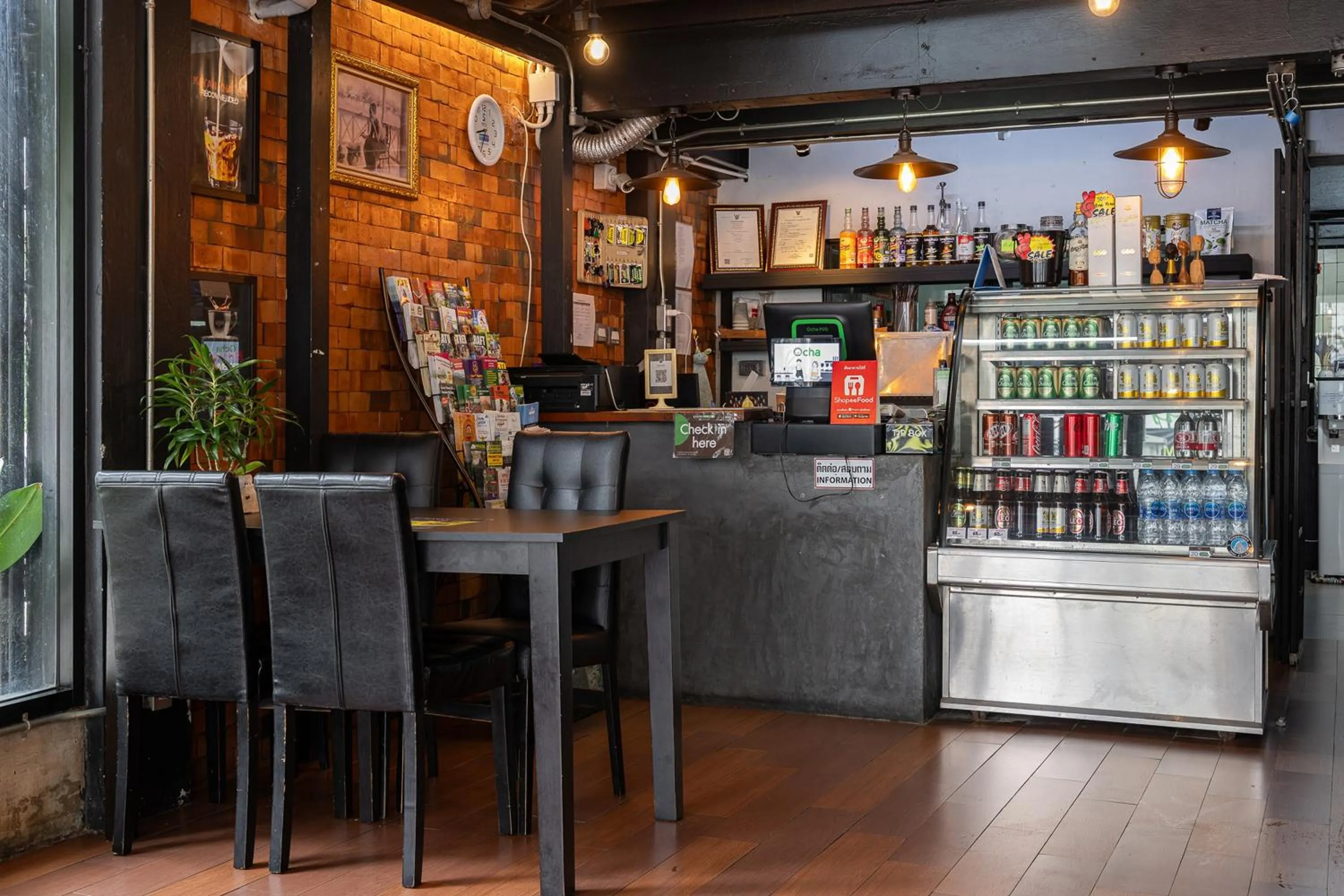 Restaurant/places to eat in KAYAN Hostel