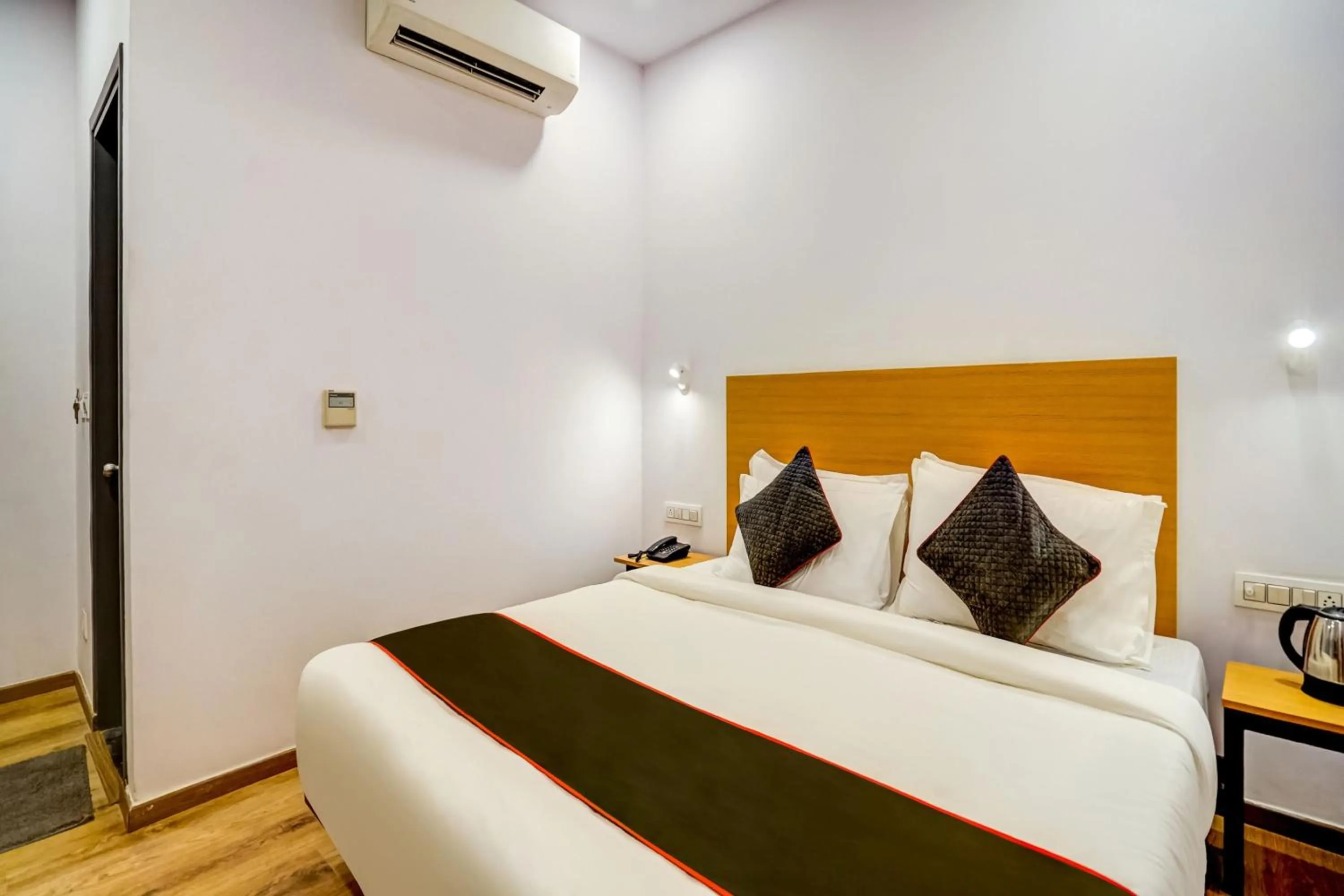 Bedroom, Bed in Super Townhouse Sector 19 Fun Republic Mall Indiranagar