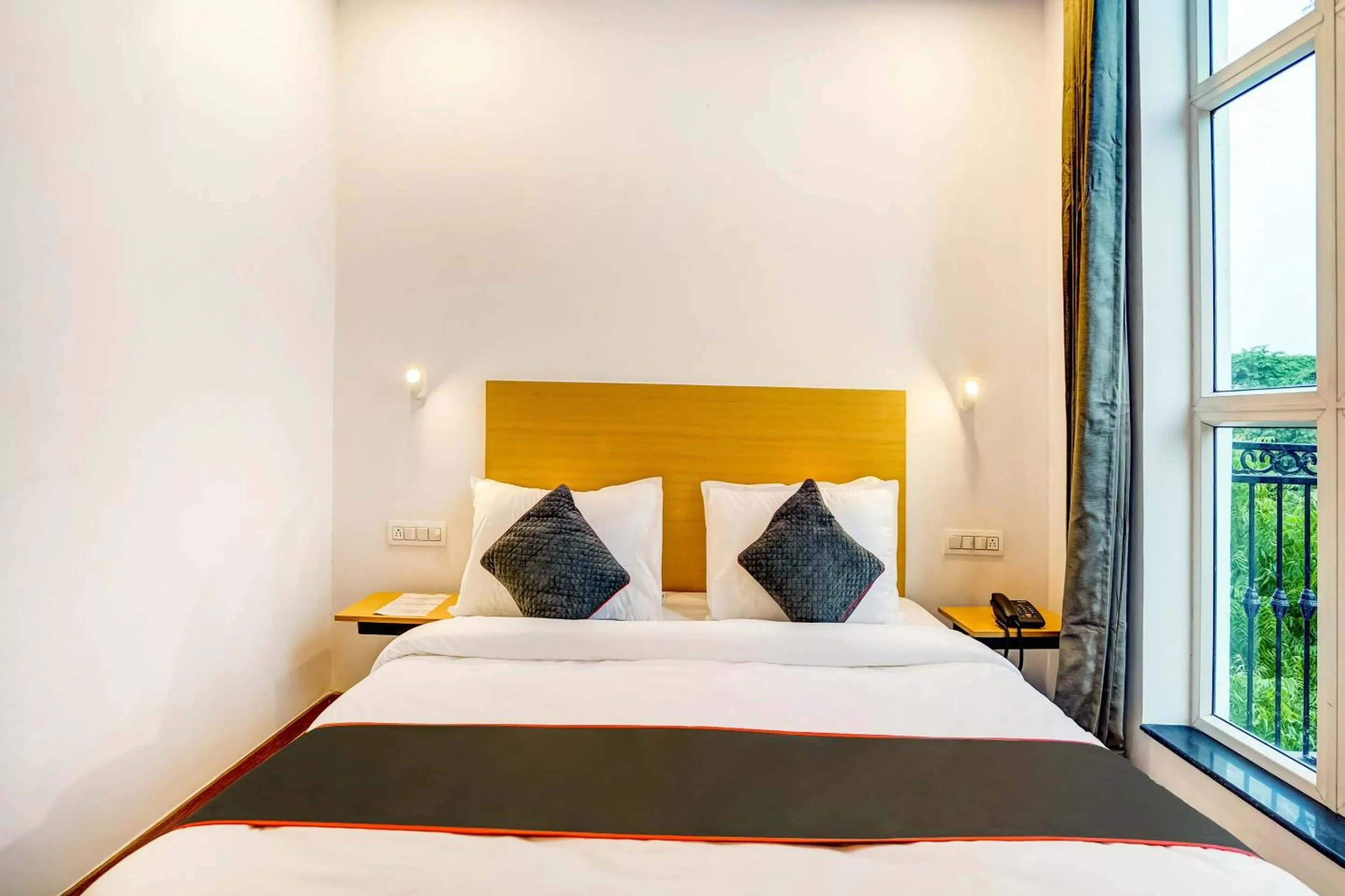 Bedroom, Bed in Super Townhouse Sector 19 Fun Republic Mall Indiranagar