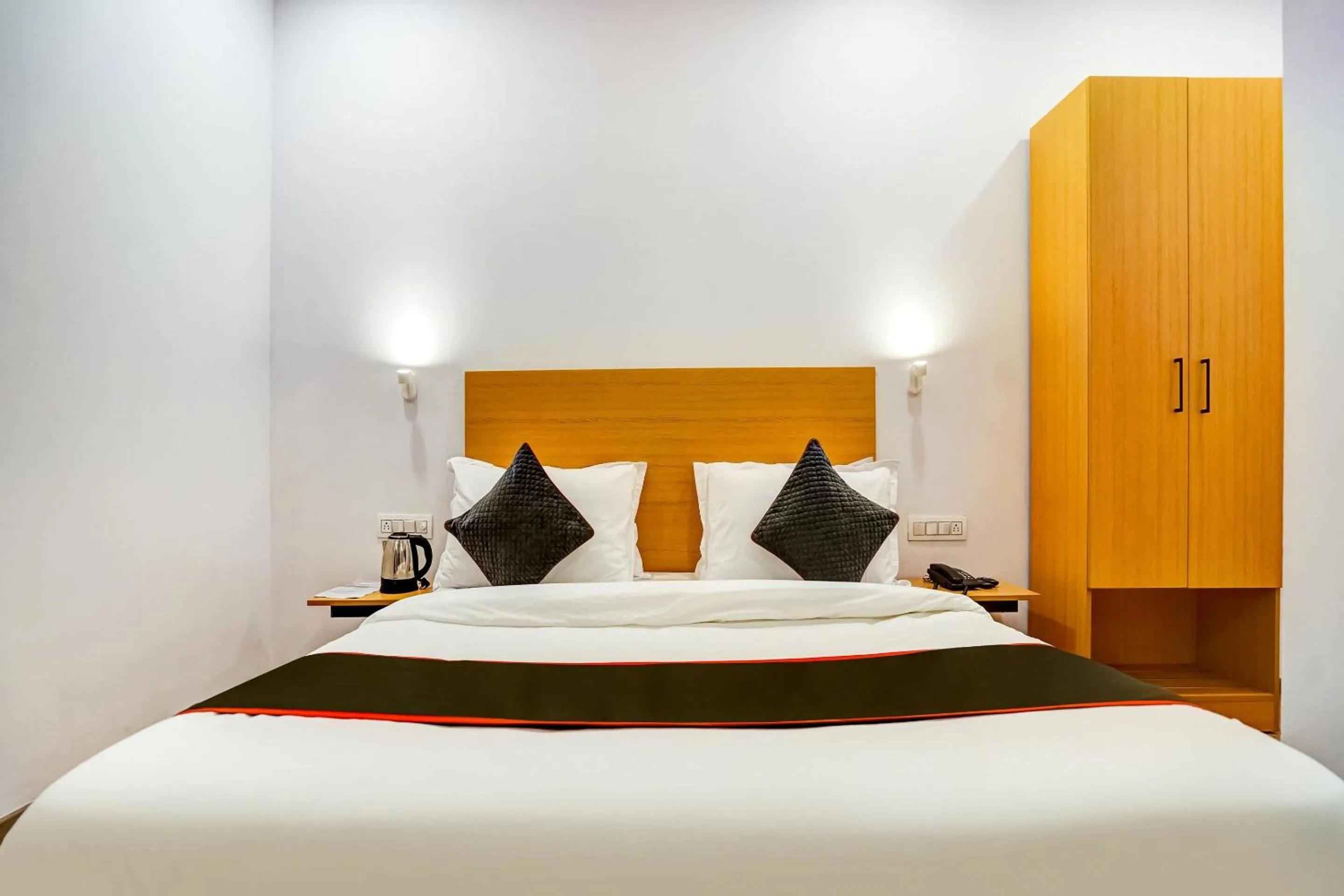 Bedroom, Bed in Super Townhouse Sector 19 Fun Republic Mall Indiranagar