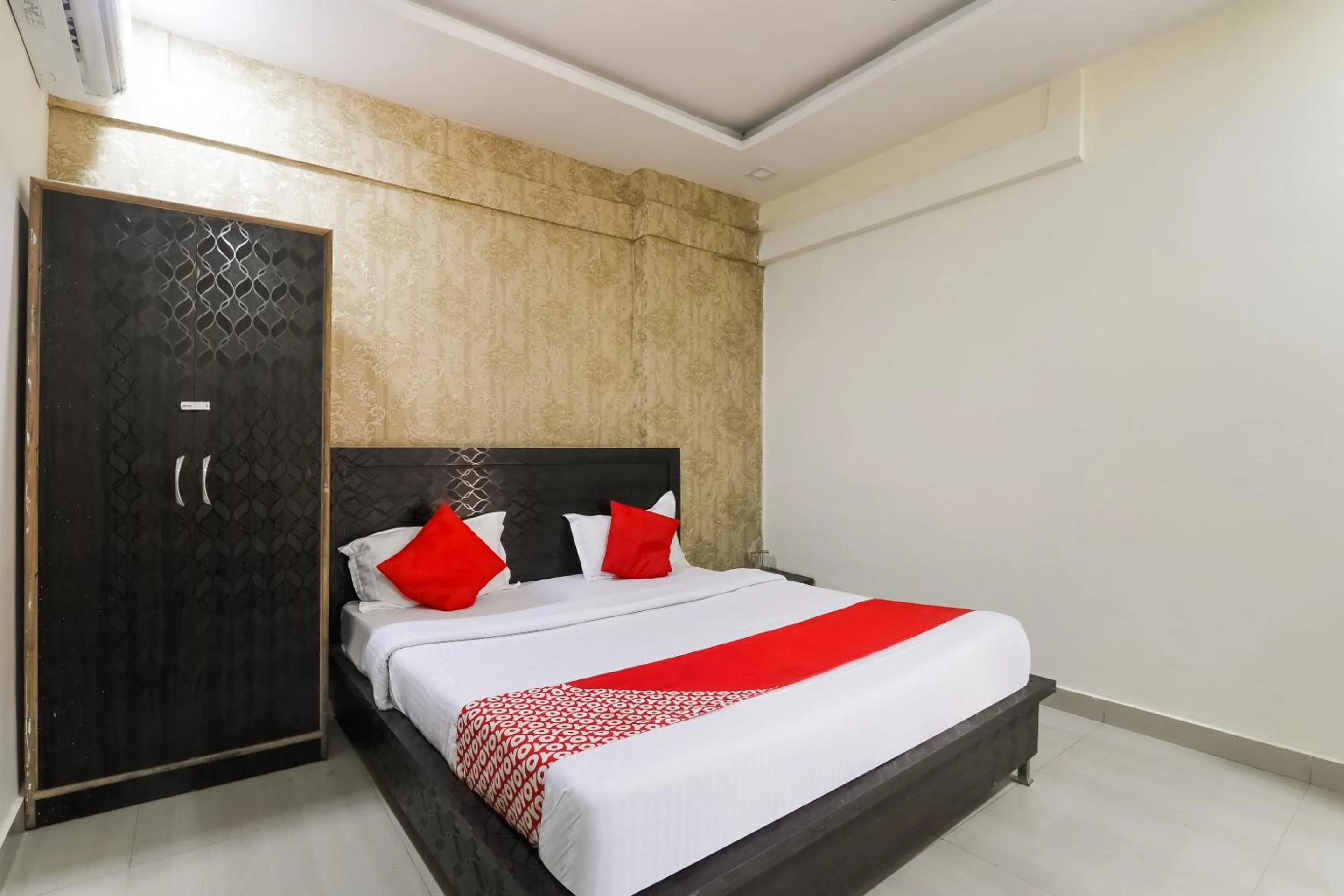 Bedroom, Bed in Hotel O Samrat