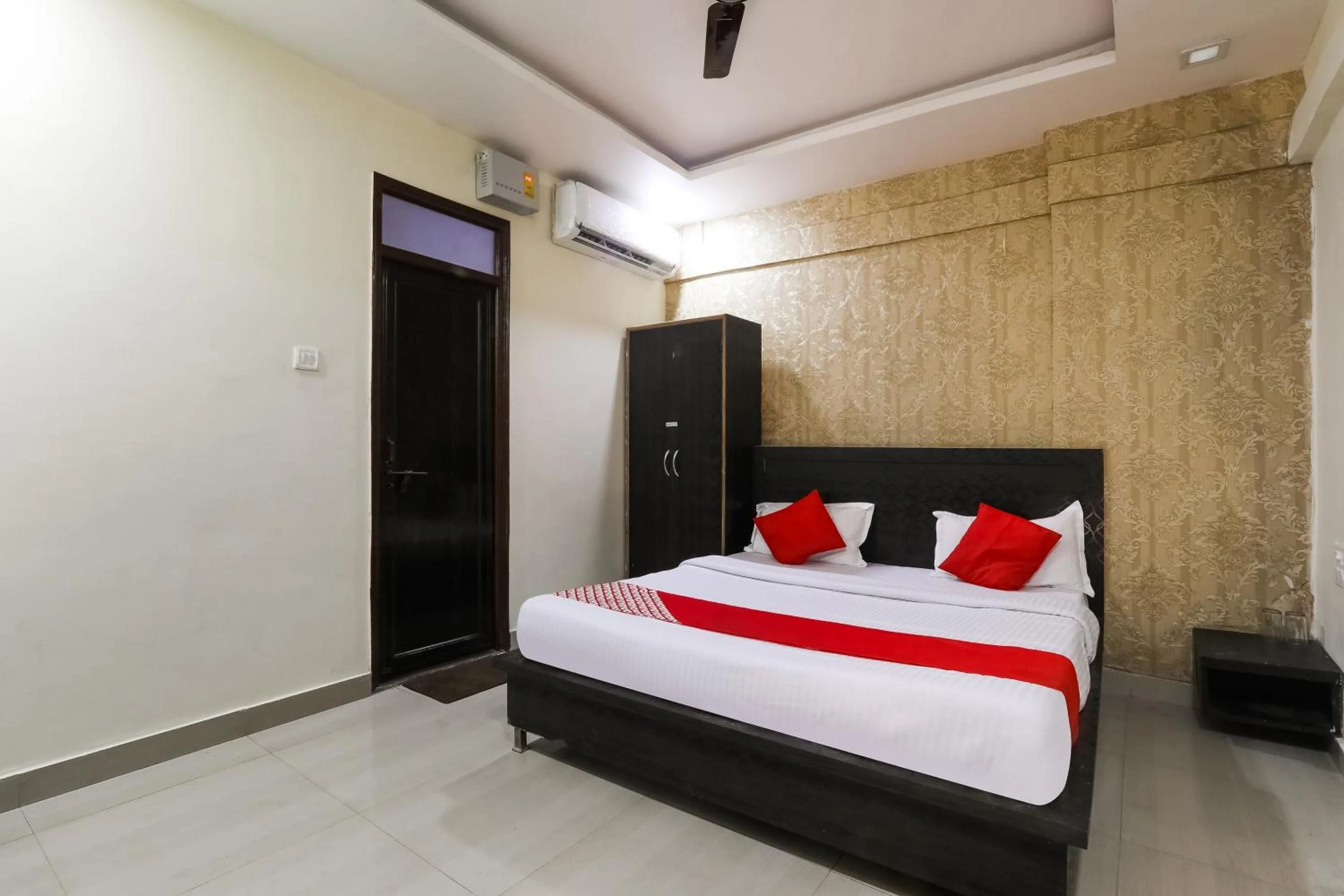 Bedroom, Bed in Hotel O Samrat