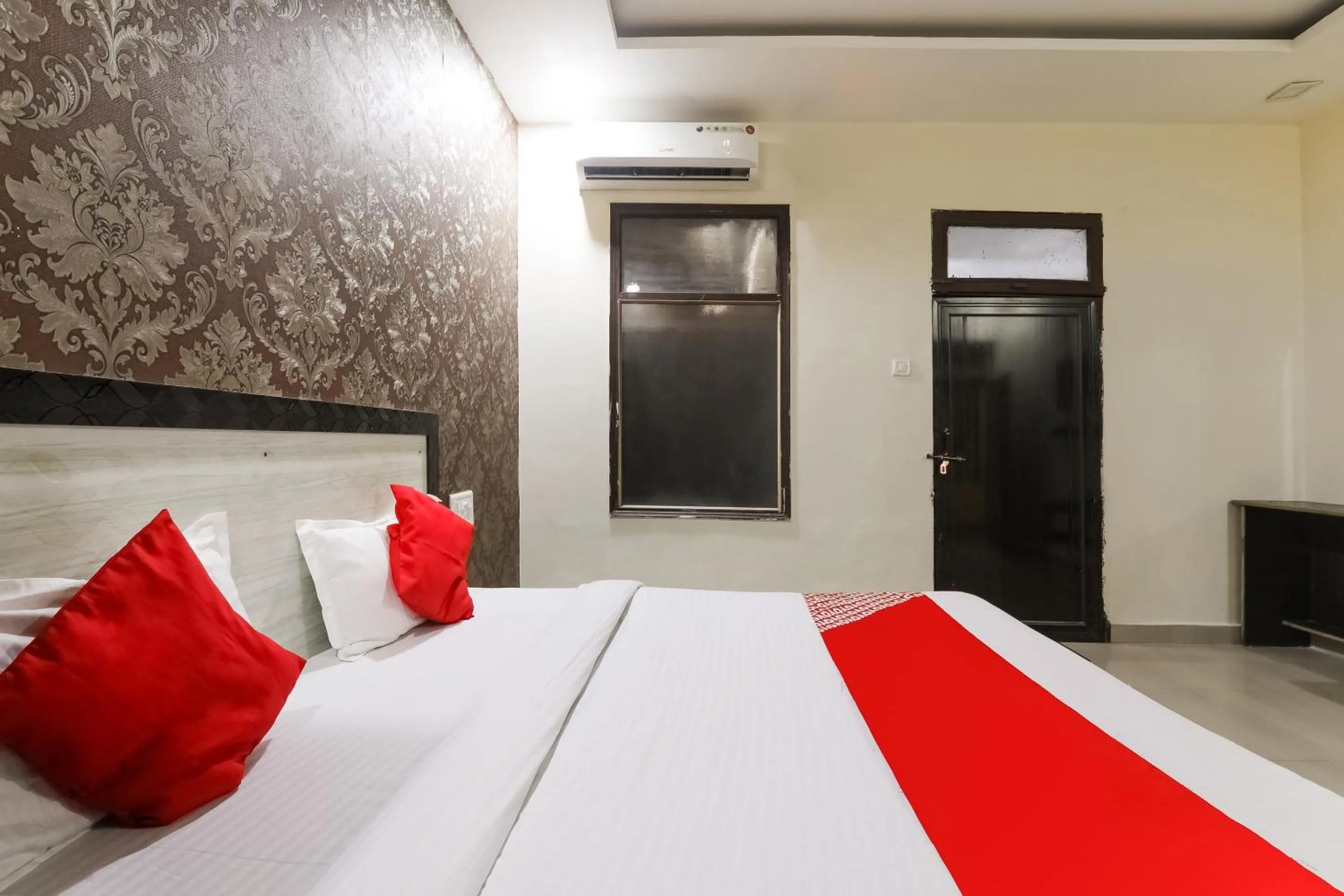 Bedroom, Bed in Hotel O Samrat