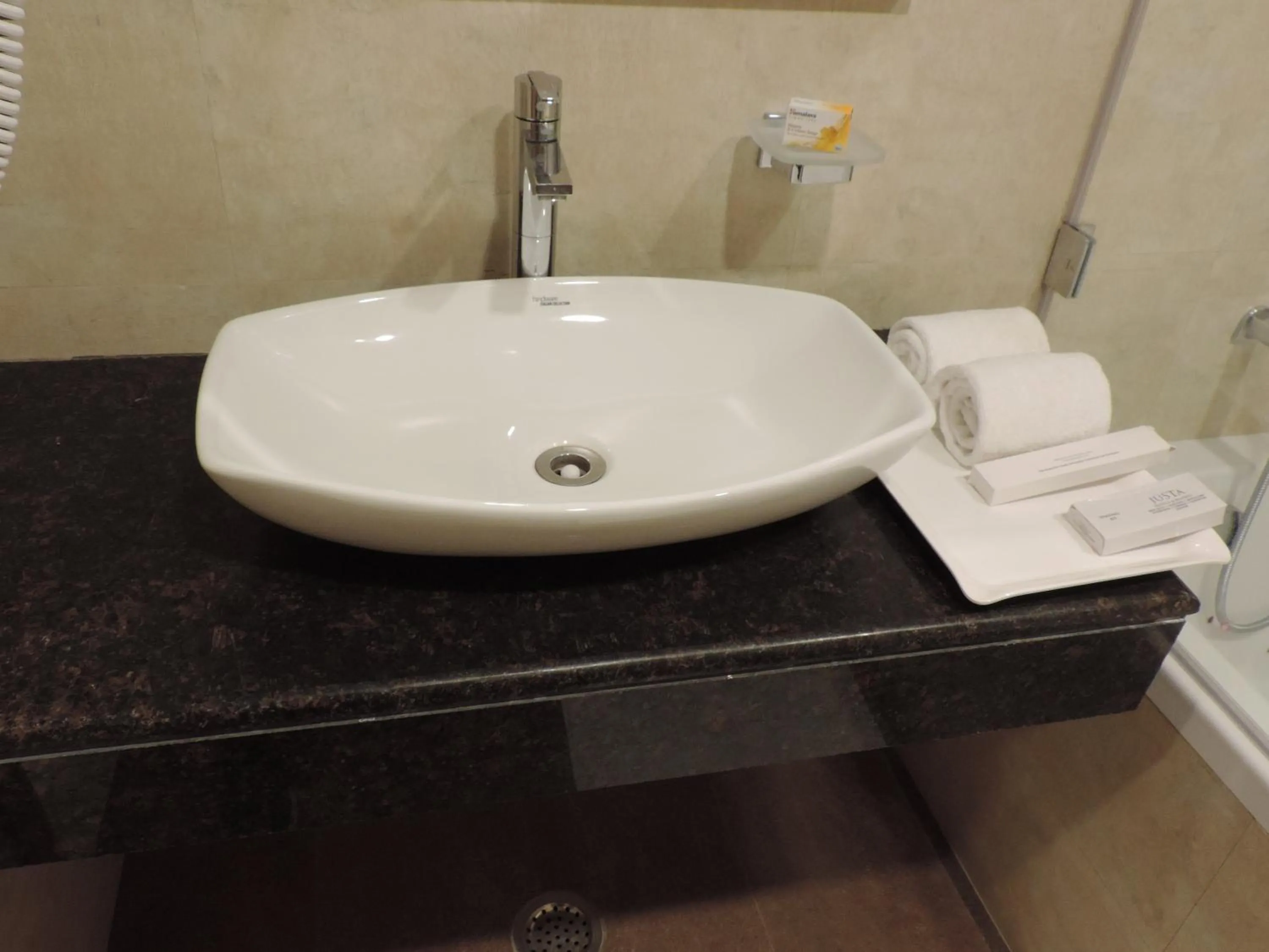 Bathroom in juSTa Mukteshwar Retreat & Spa