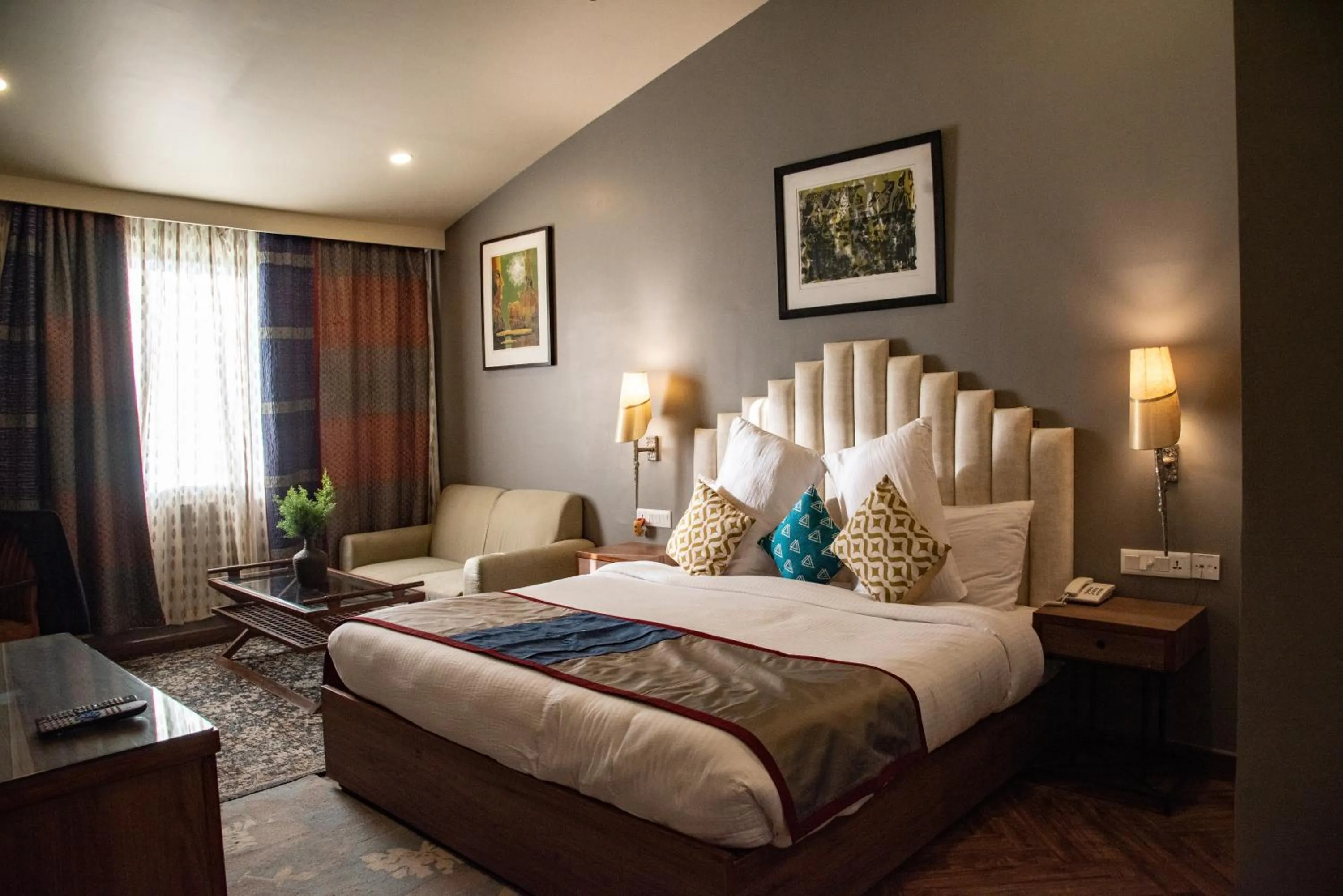 Bed in juSTa Mukteshwar Retreat & Spa