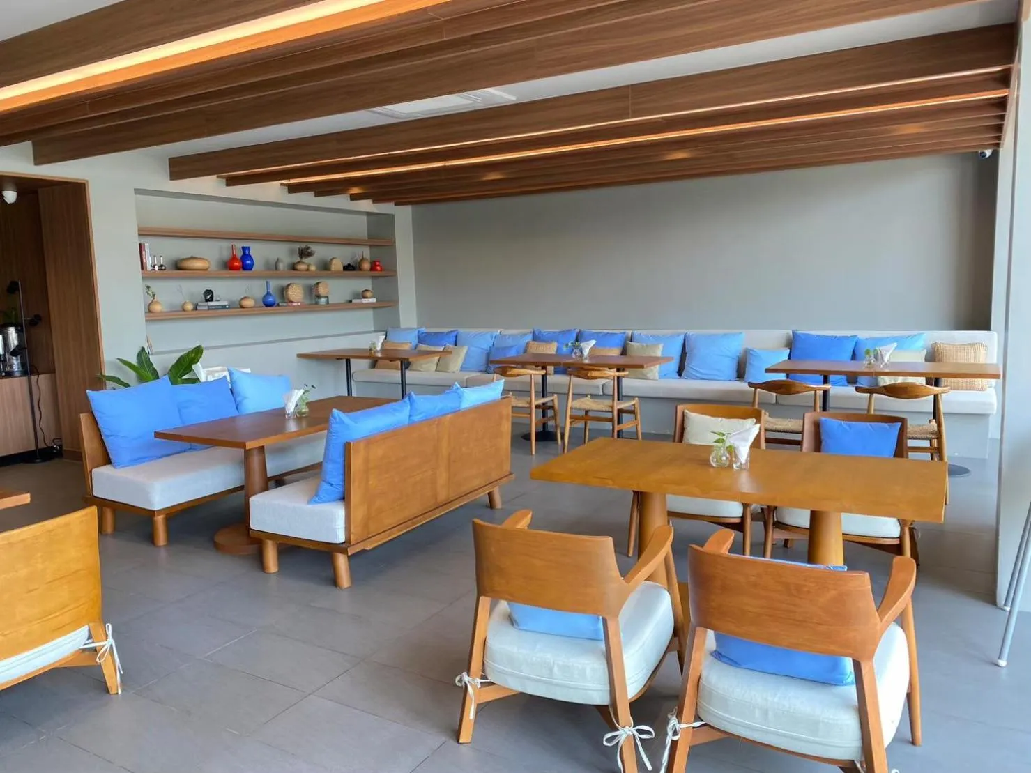 Restaurant/places to eat in neera retreat hotel