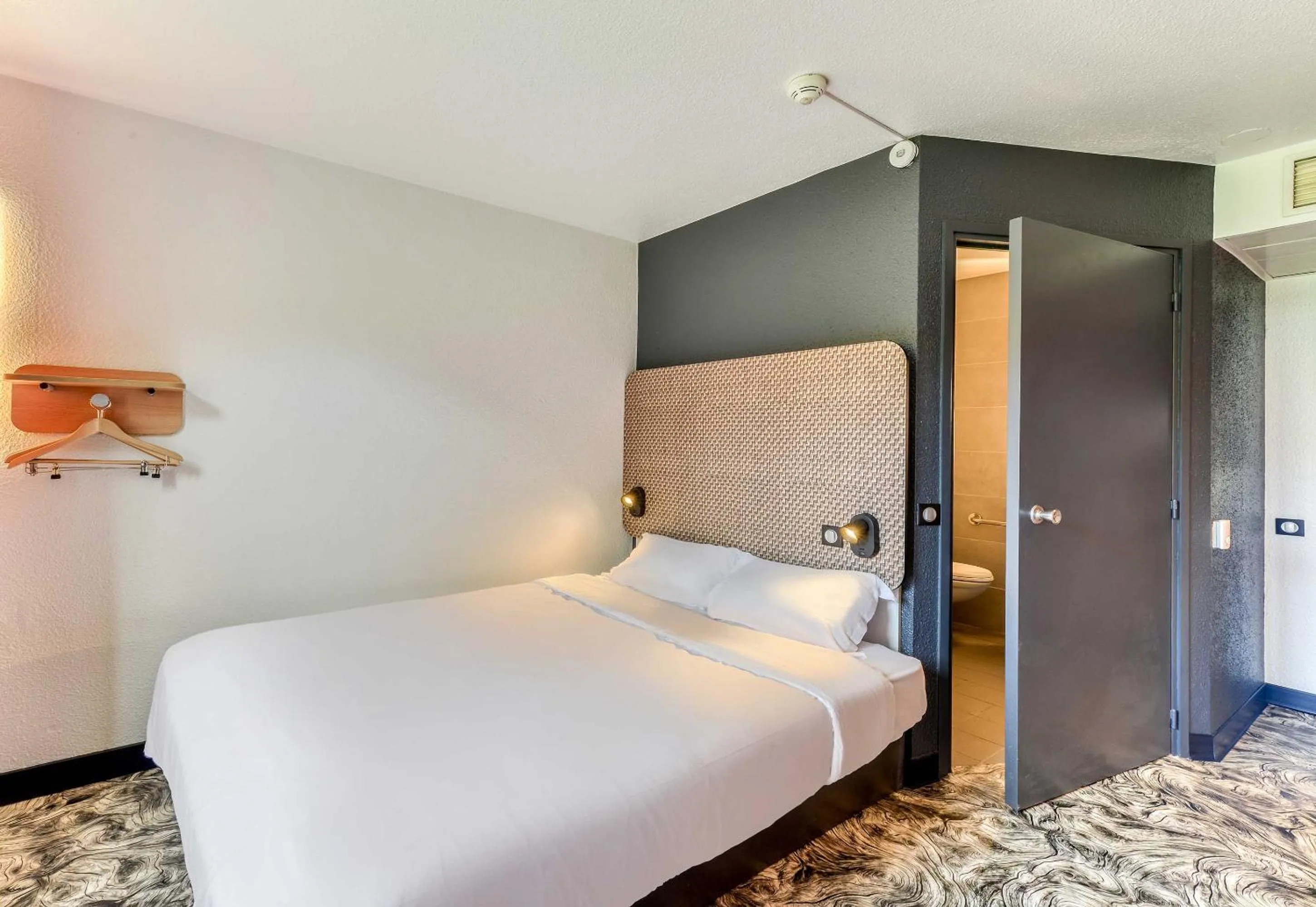 Bedroom, Bed in B&B HOTEL Montpellier Sud Lattes