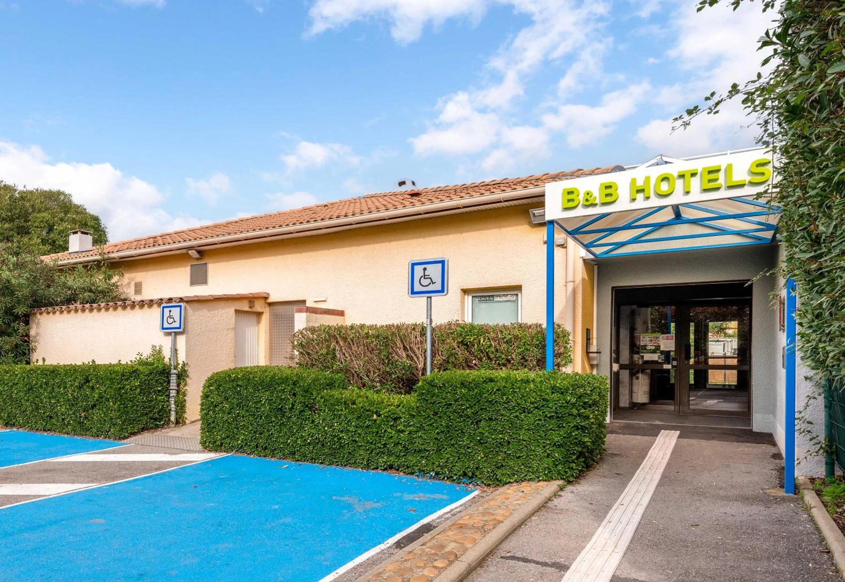 Facade/entrance in B&B HOTEL Montpellier Sud Lattes
