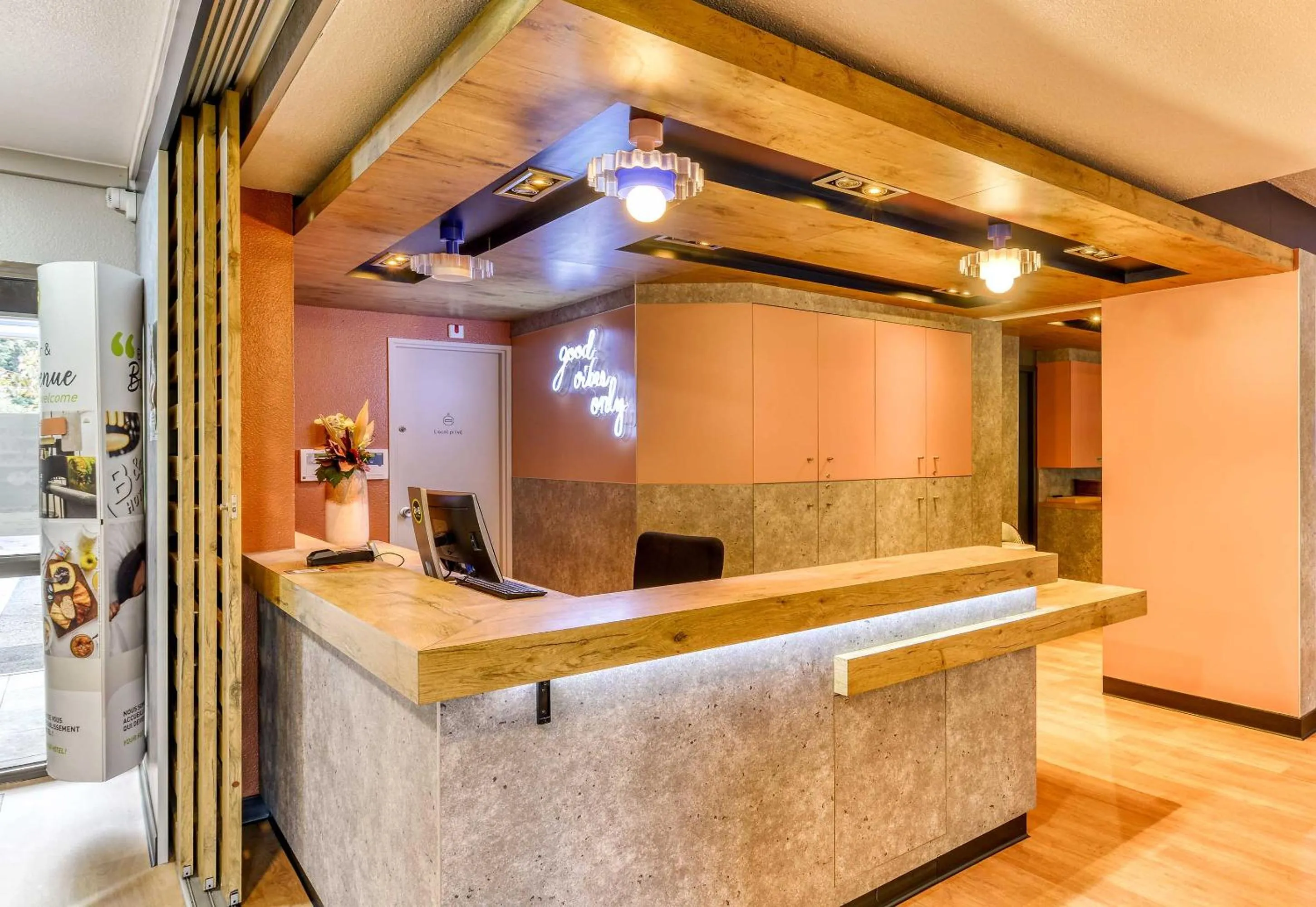 Lobby or reception in B&B HOTEL Montpellier Sud Lattes