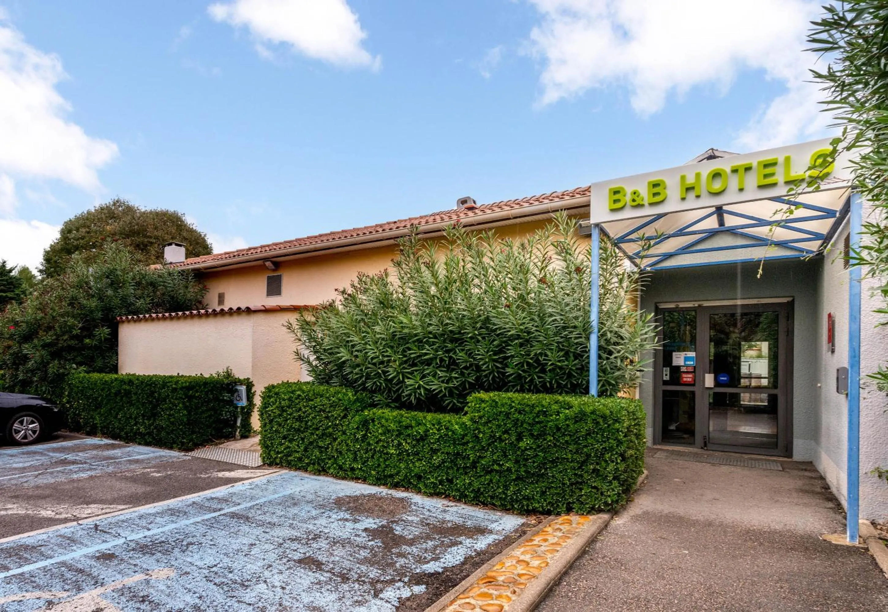 Facade/entrance in B&B HOTEL Montpellier Sud Lattes