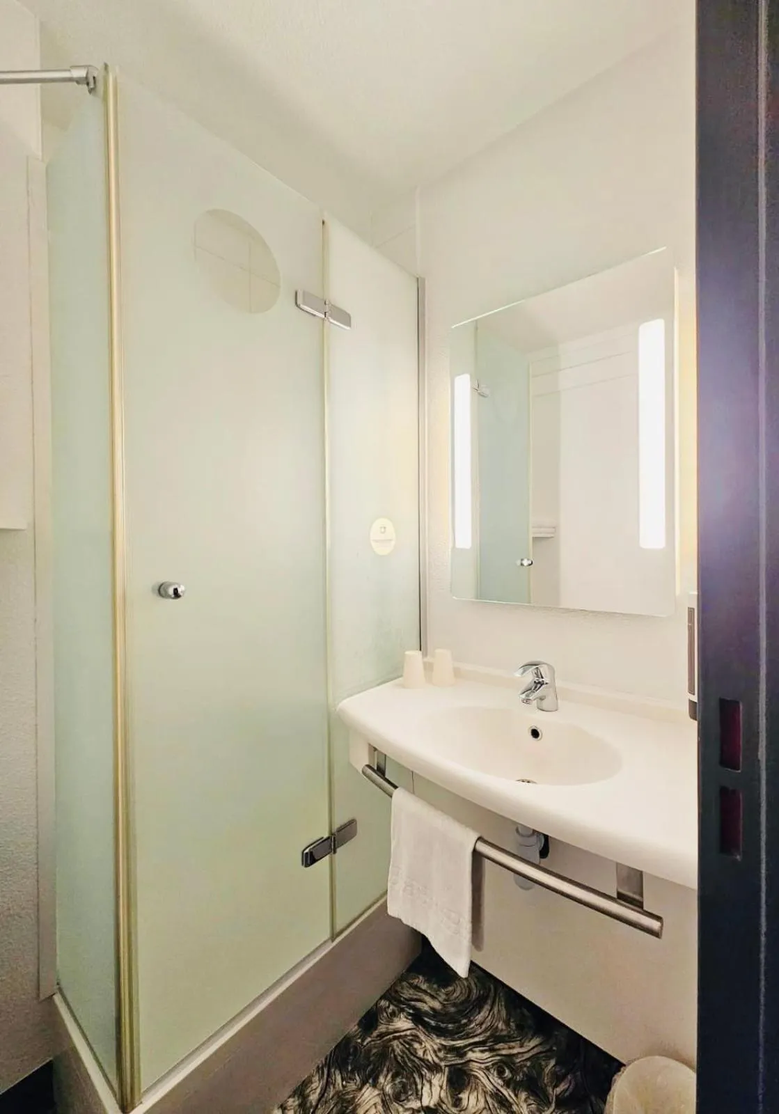 Shower in B&B HOTEL Montpellier Sud Lattes