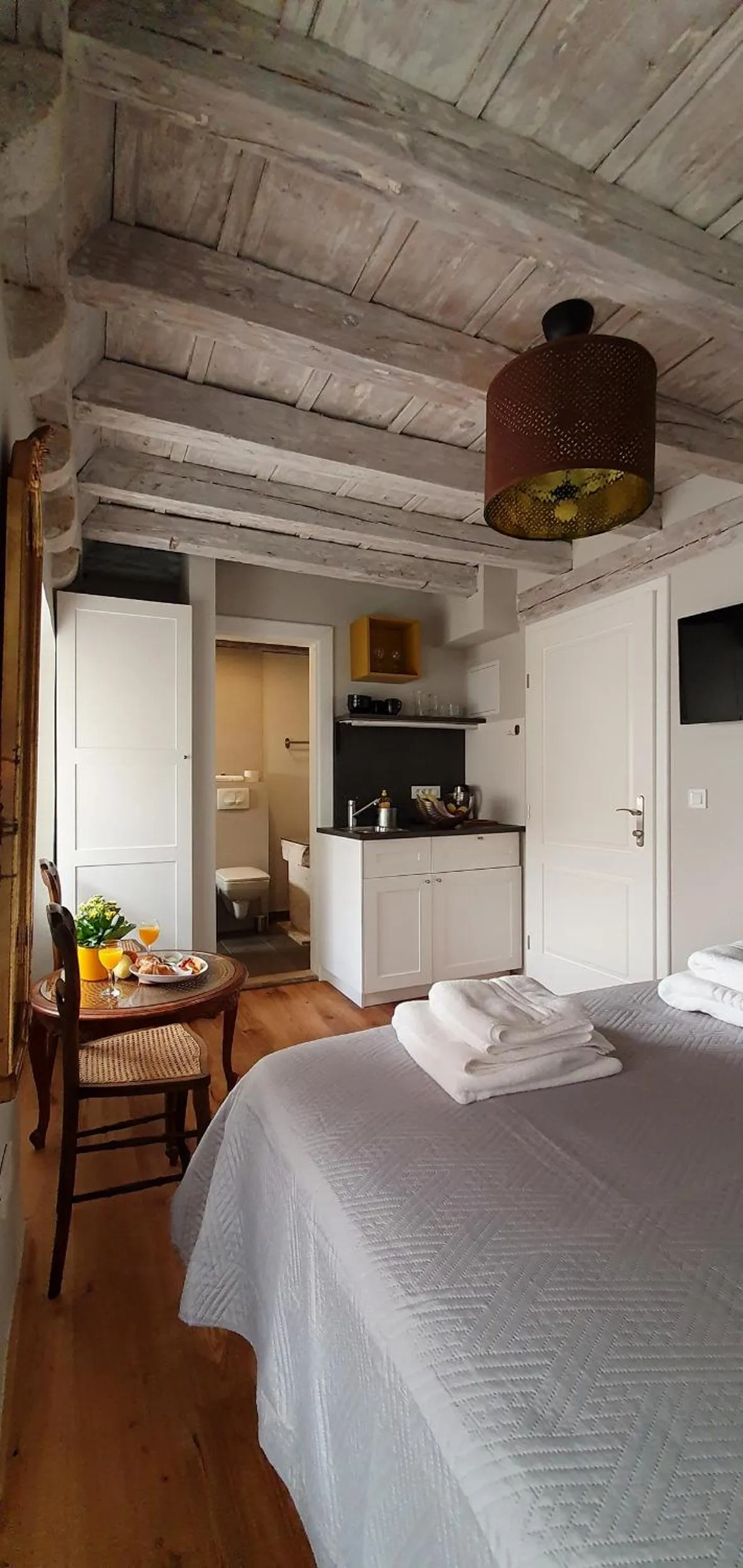 Kitchen or kitchenette, Bed in Muziqa Apartments
