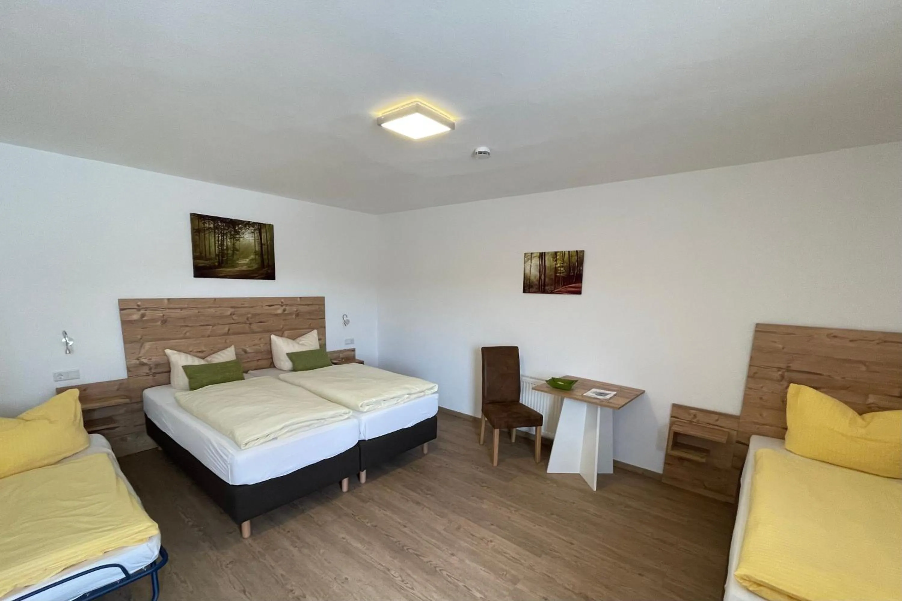 Photo of the whole room, Bed in Römercastell Wirtshaus & Hotel