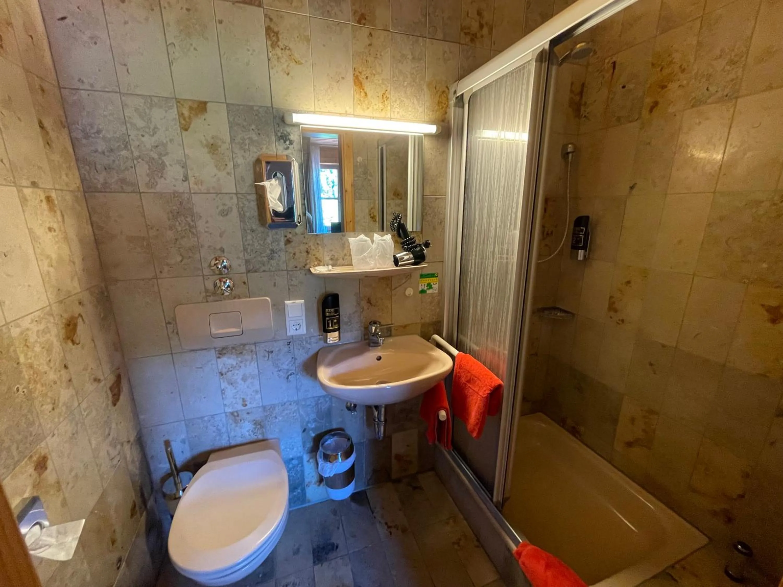 Bathroom in Römercastell Wirtshaus & Hotel