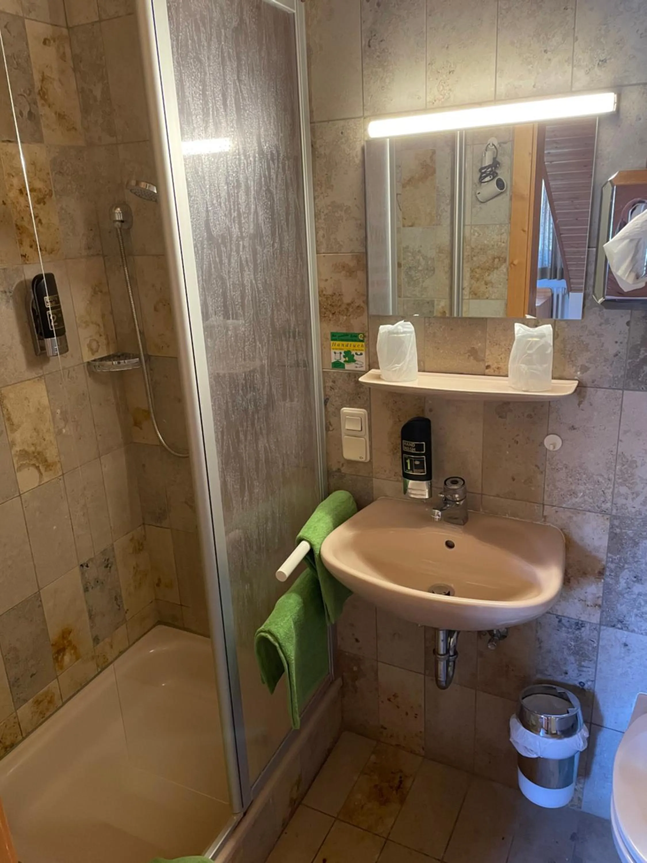 Bathroom in Römercastell Wirtshaus & Hotel