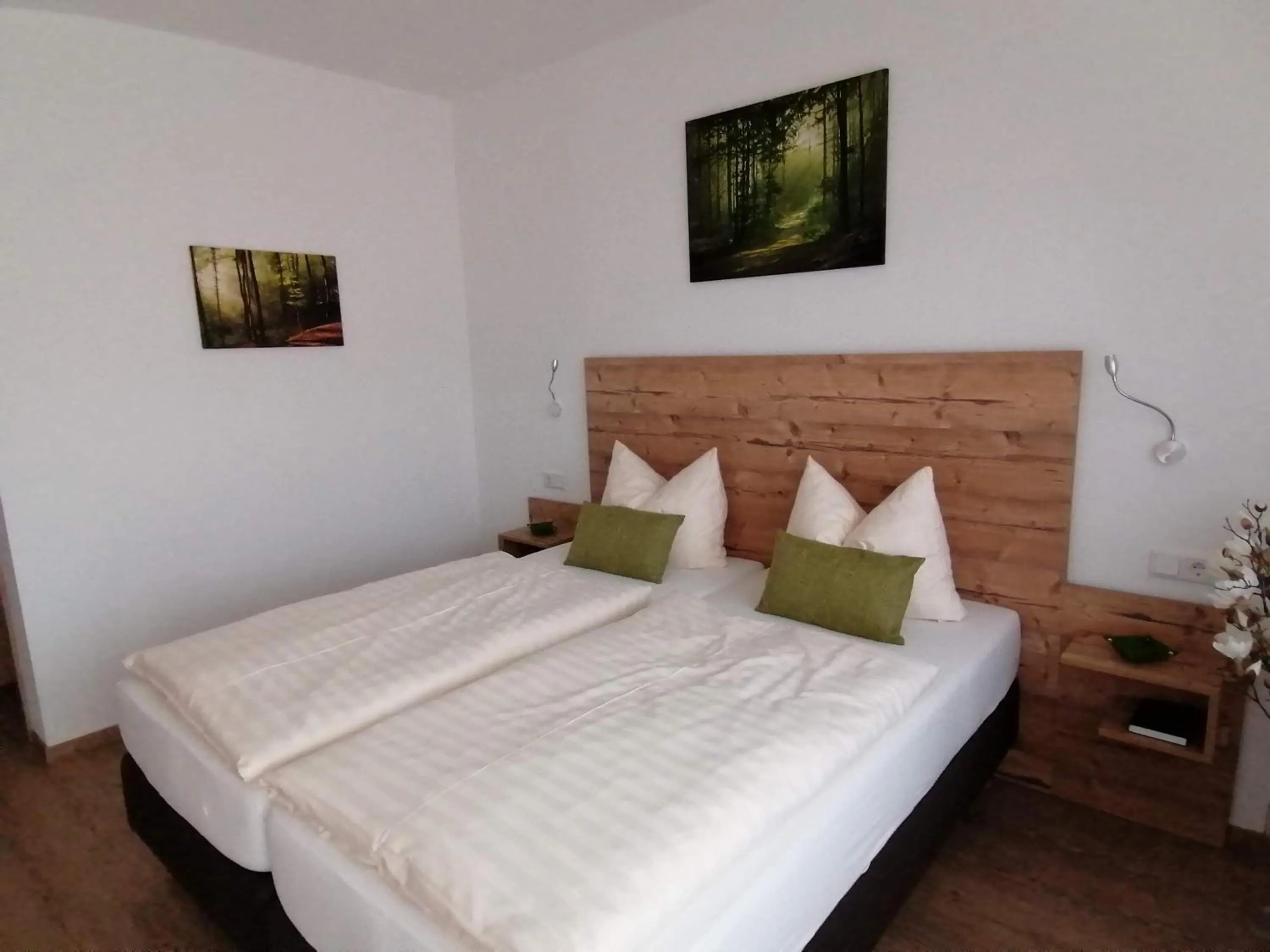 Bed in Römercastell Wirtshaus & Hotel