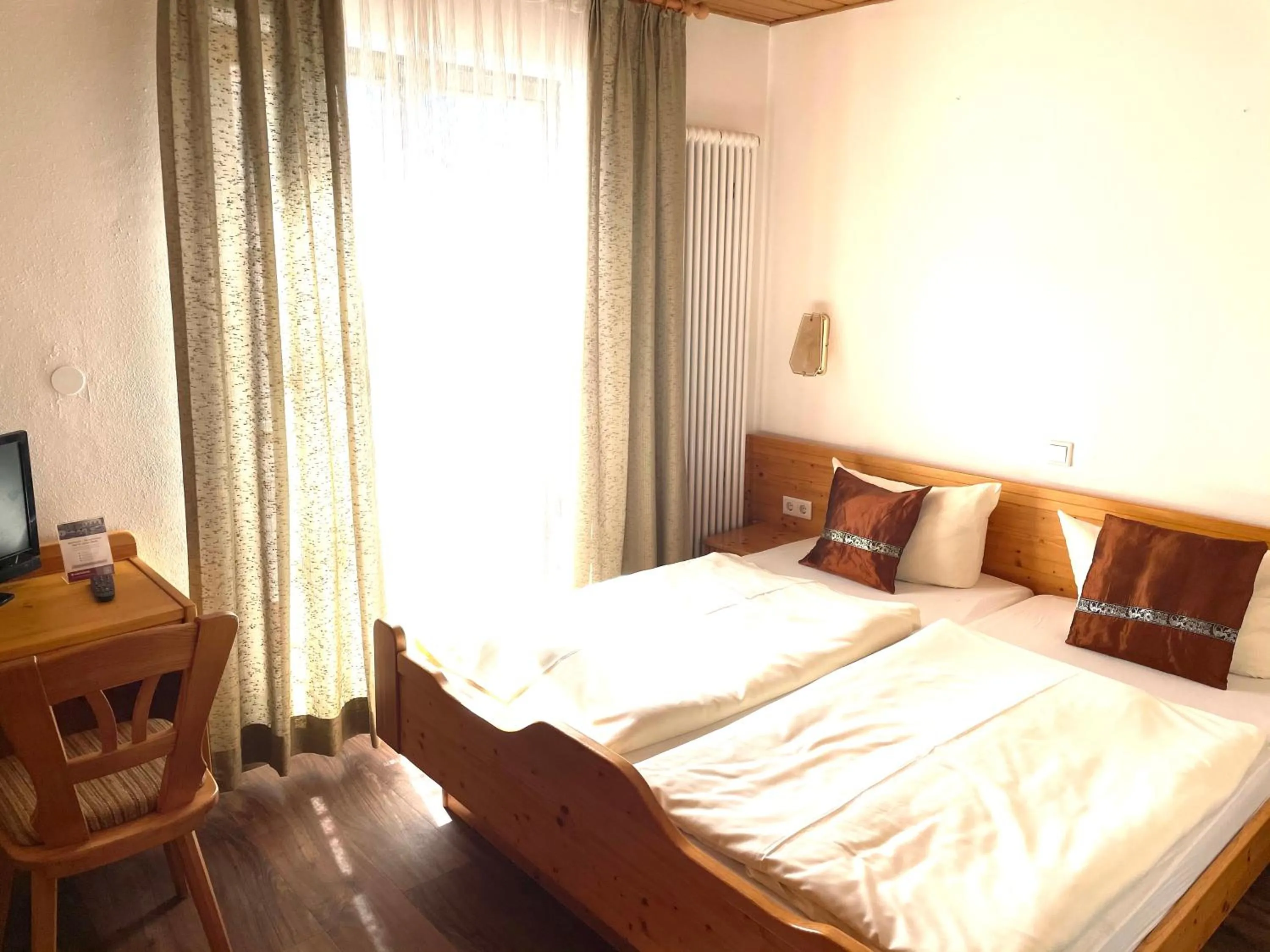 Photo of the whole room, Bed in Römercastell Wirtshaus & Hotel