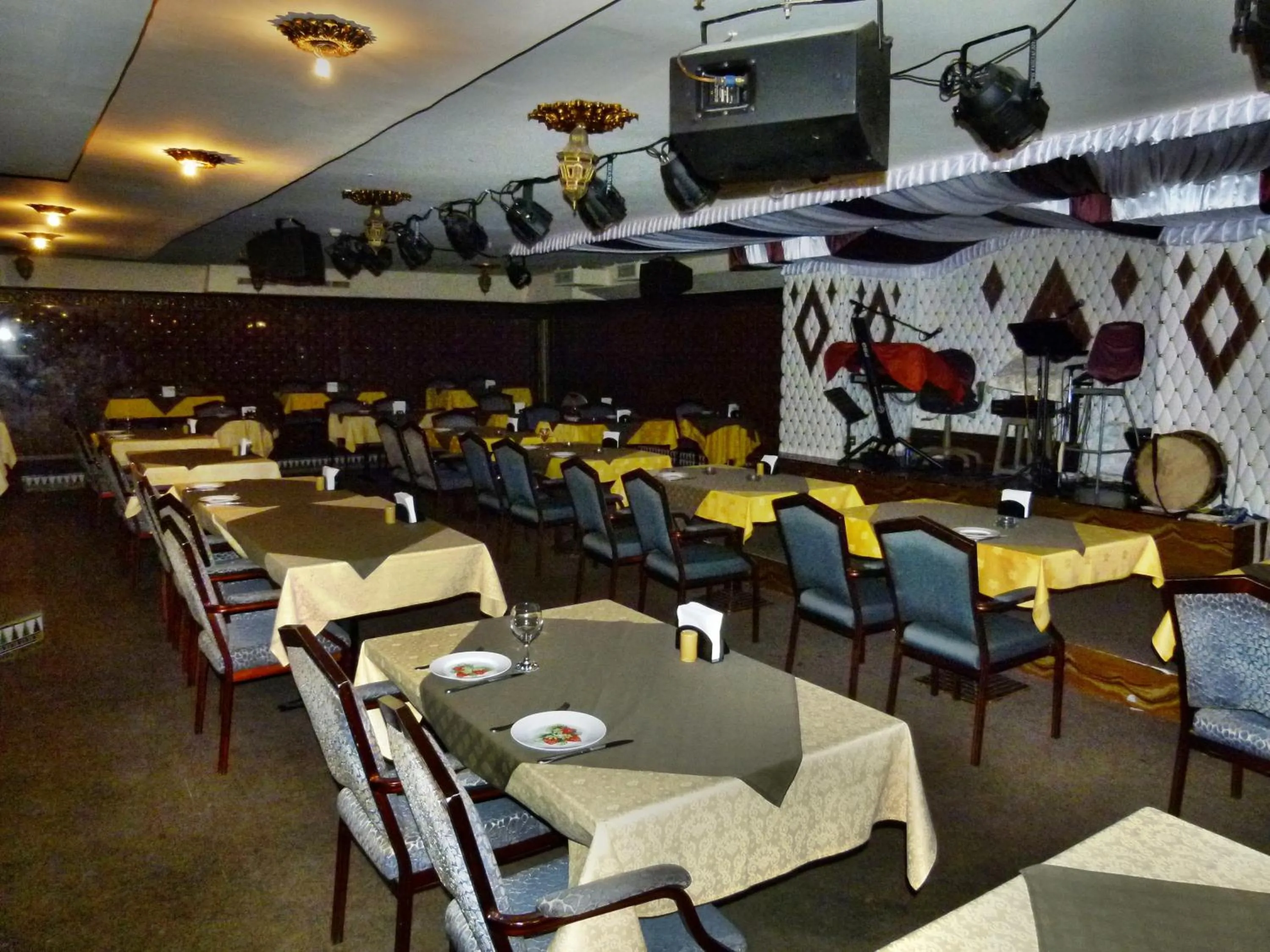 Restaurant/Places to Eat in Grand Mayfair Hotel