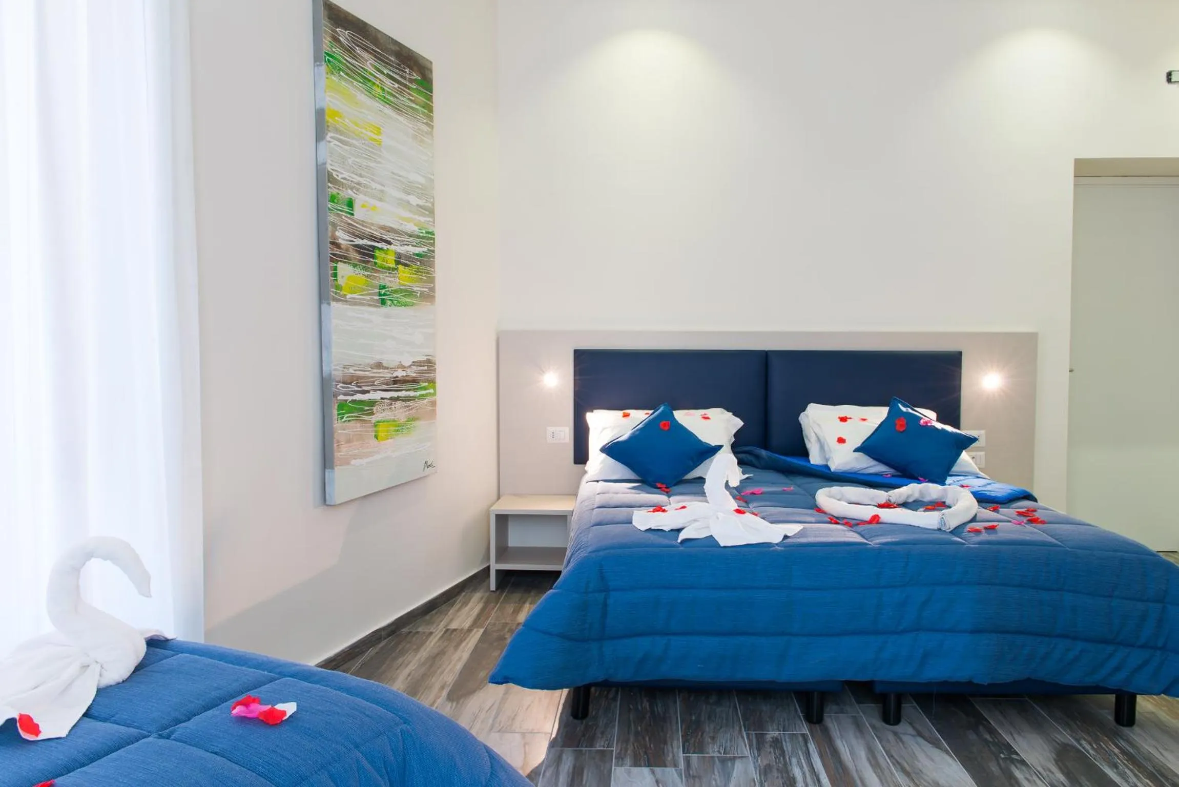 Photo of the whole room, Bed in Napoli's Gold