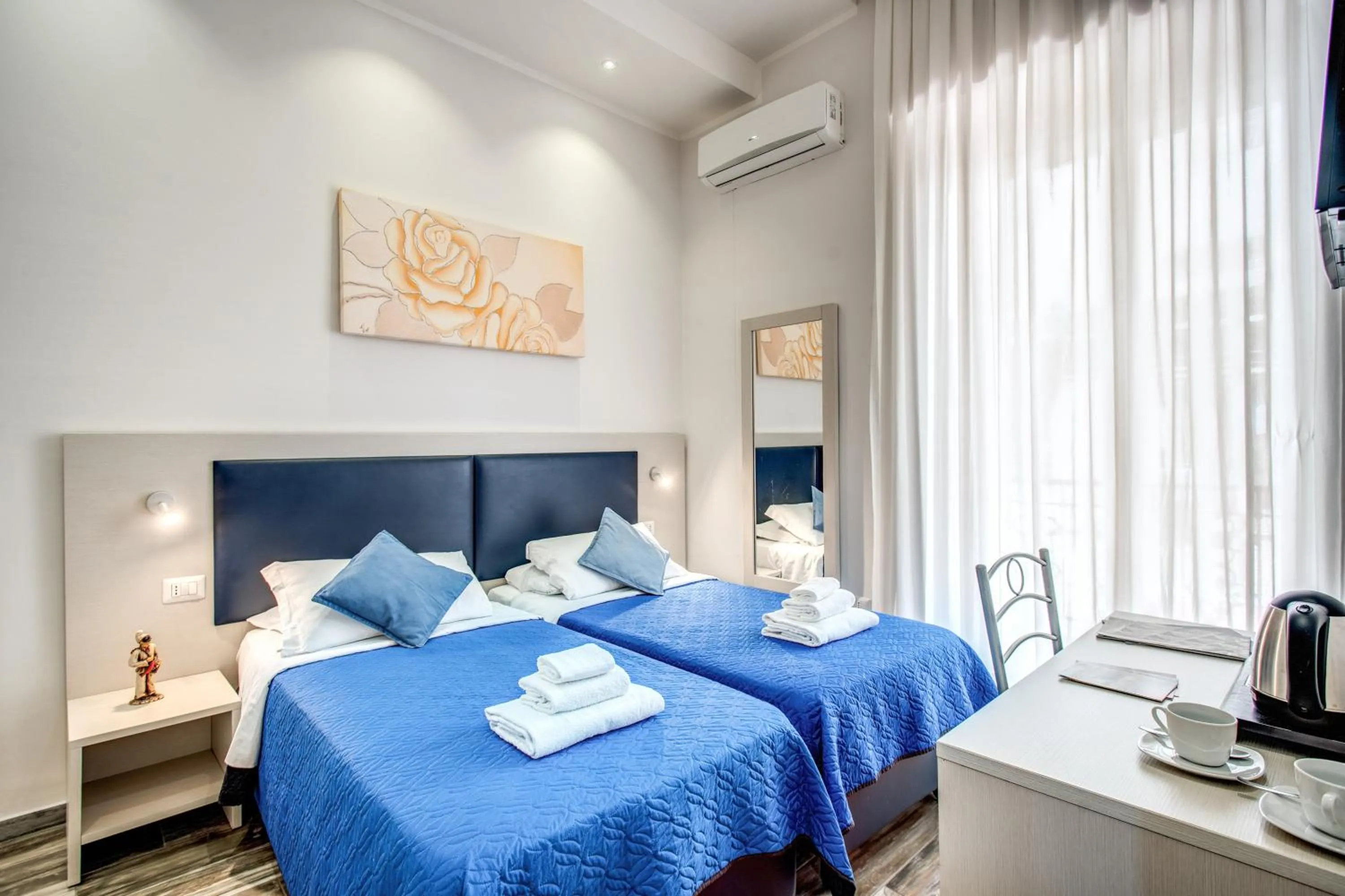 Bedroom, Bed in Napoli's Gold