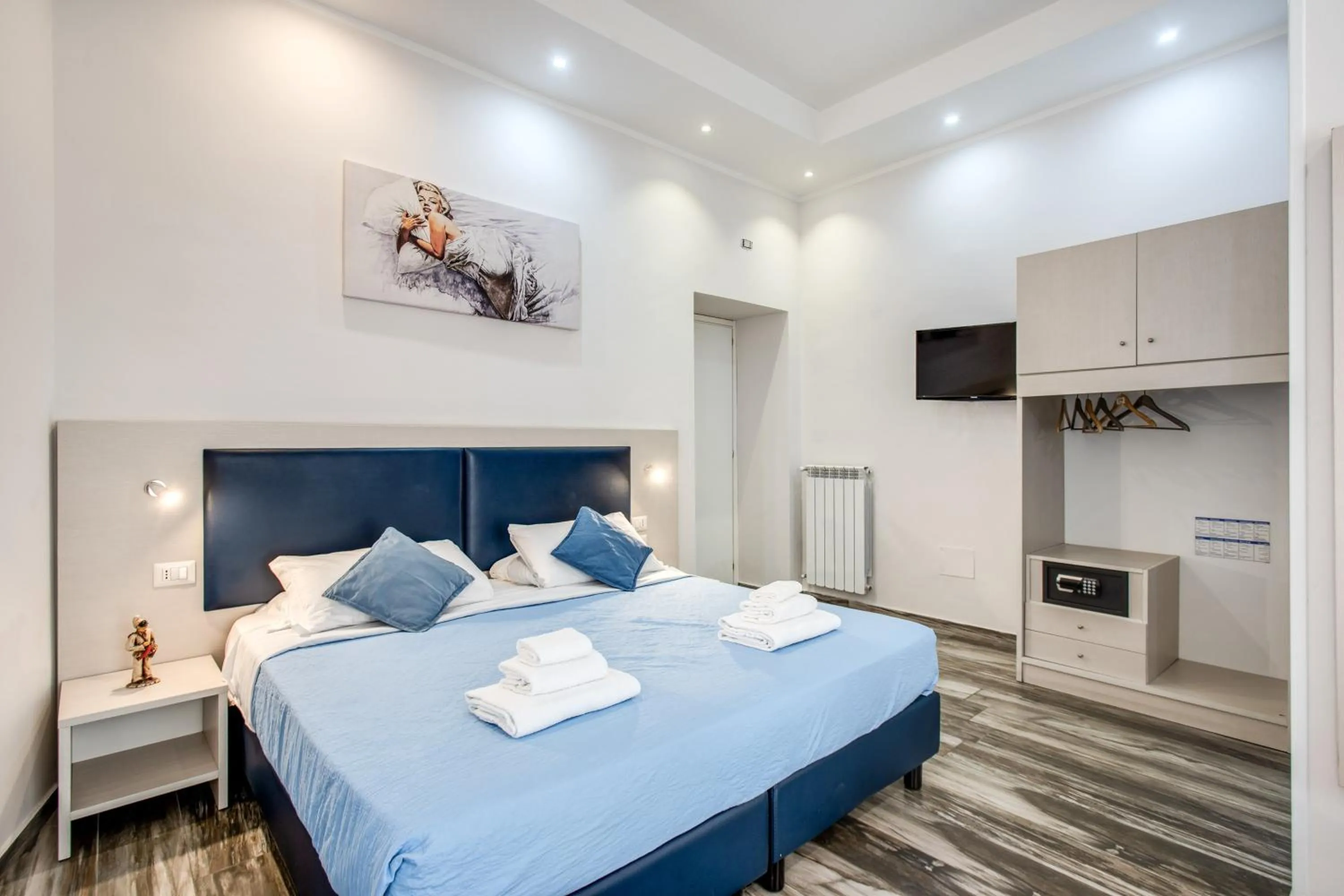 Bedroom, Bed in Napoli's Gold