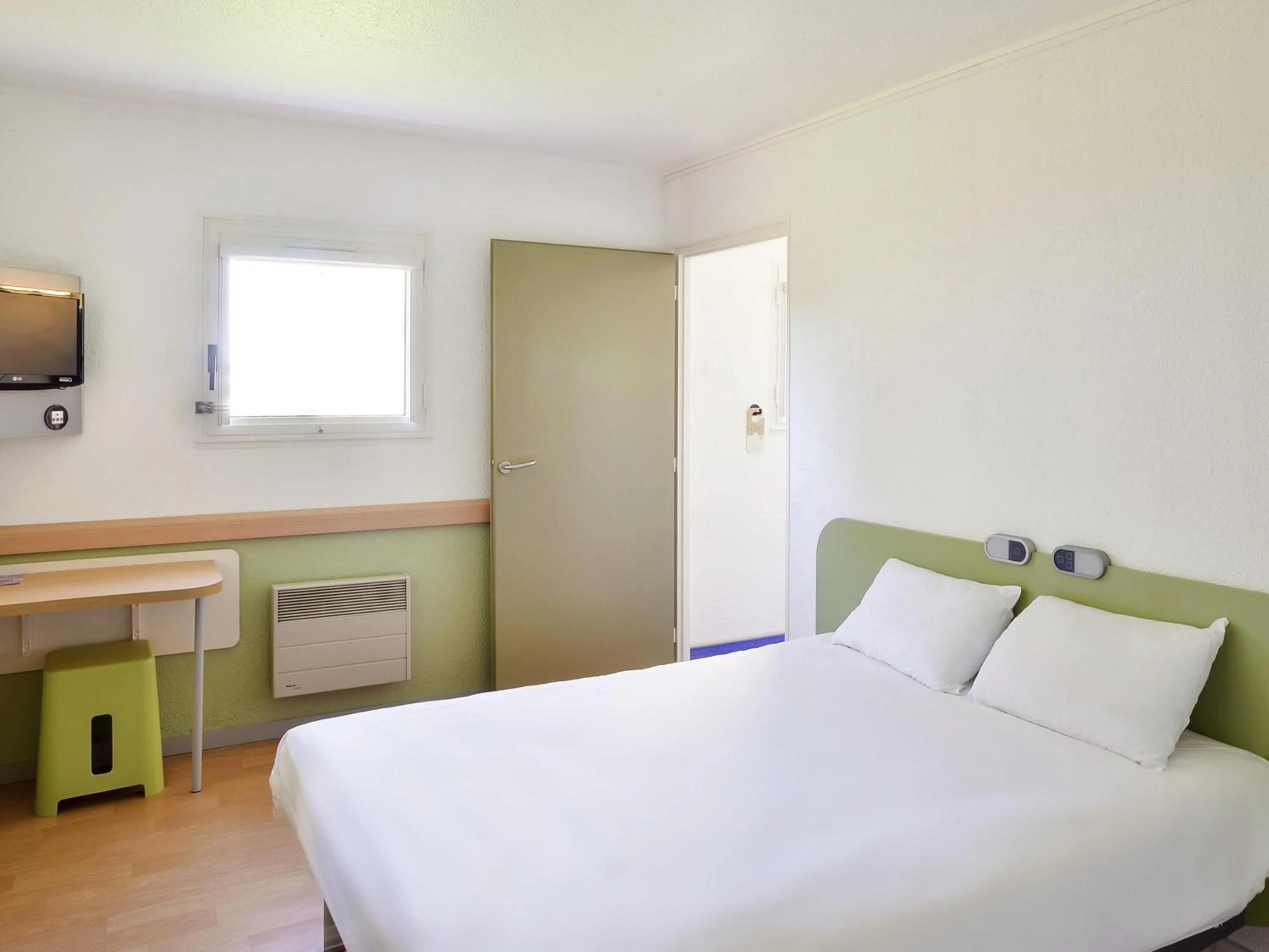 Bedroom, Bed in Ibis budget Saint-Étienne stade