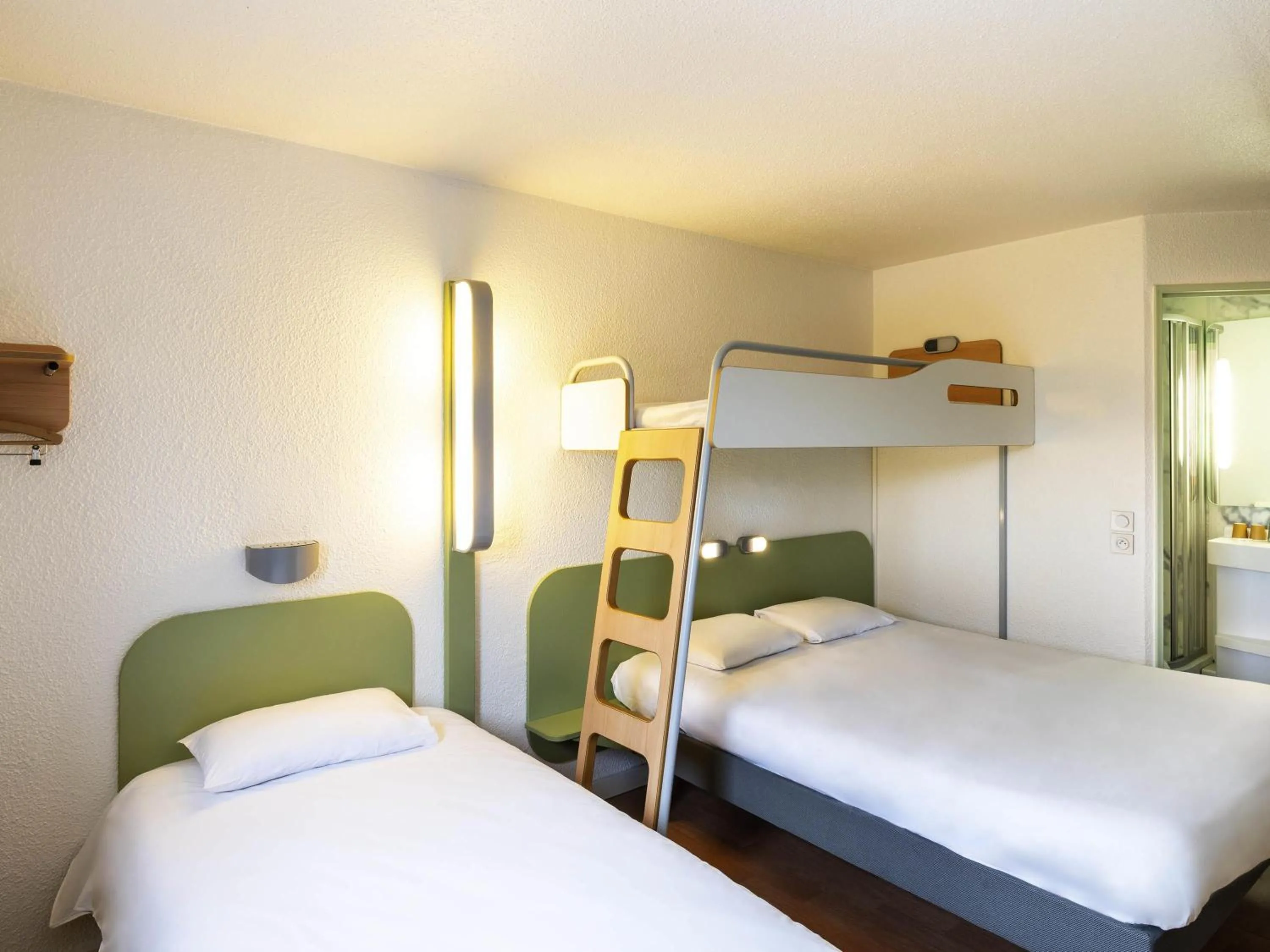 Bedroom, Bed in Ibis budget Saint-Étienne stade