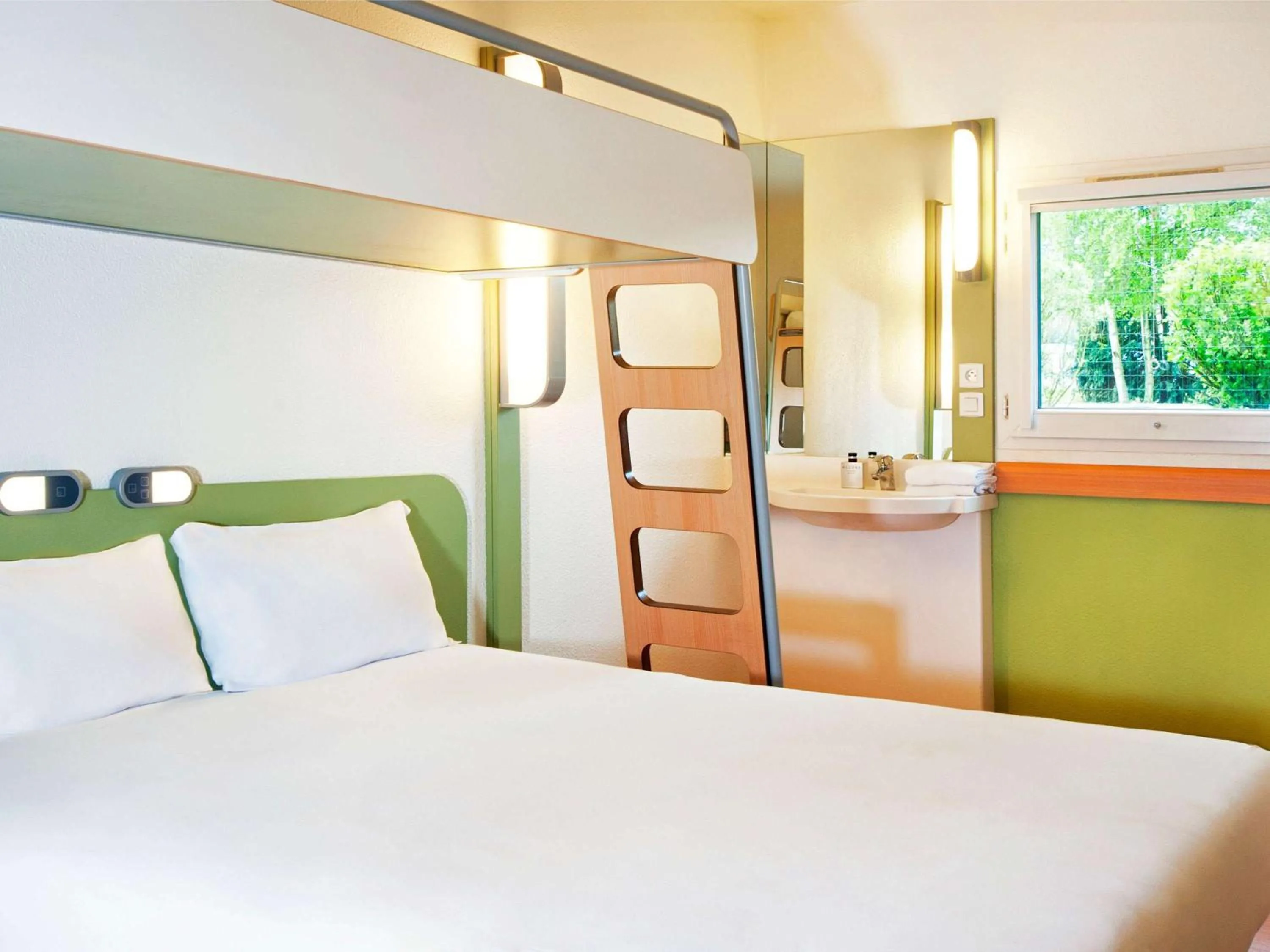 Standard Room with Double Bed and Bunk Bed in Ibis budget Saint-Étienne stade