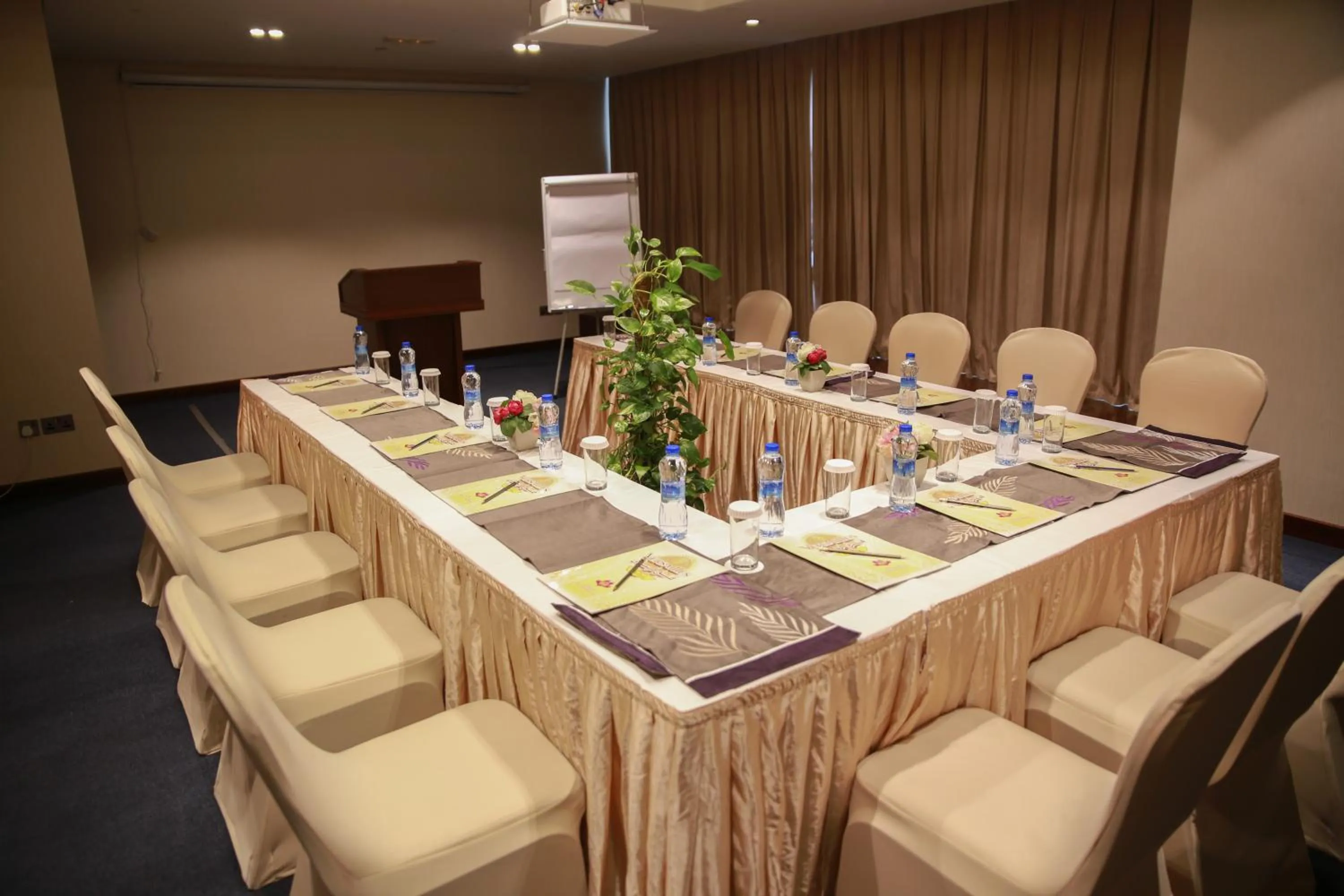 Meeting/conference room in Versailles by Vieras Hotel