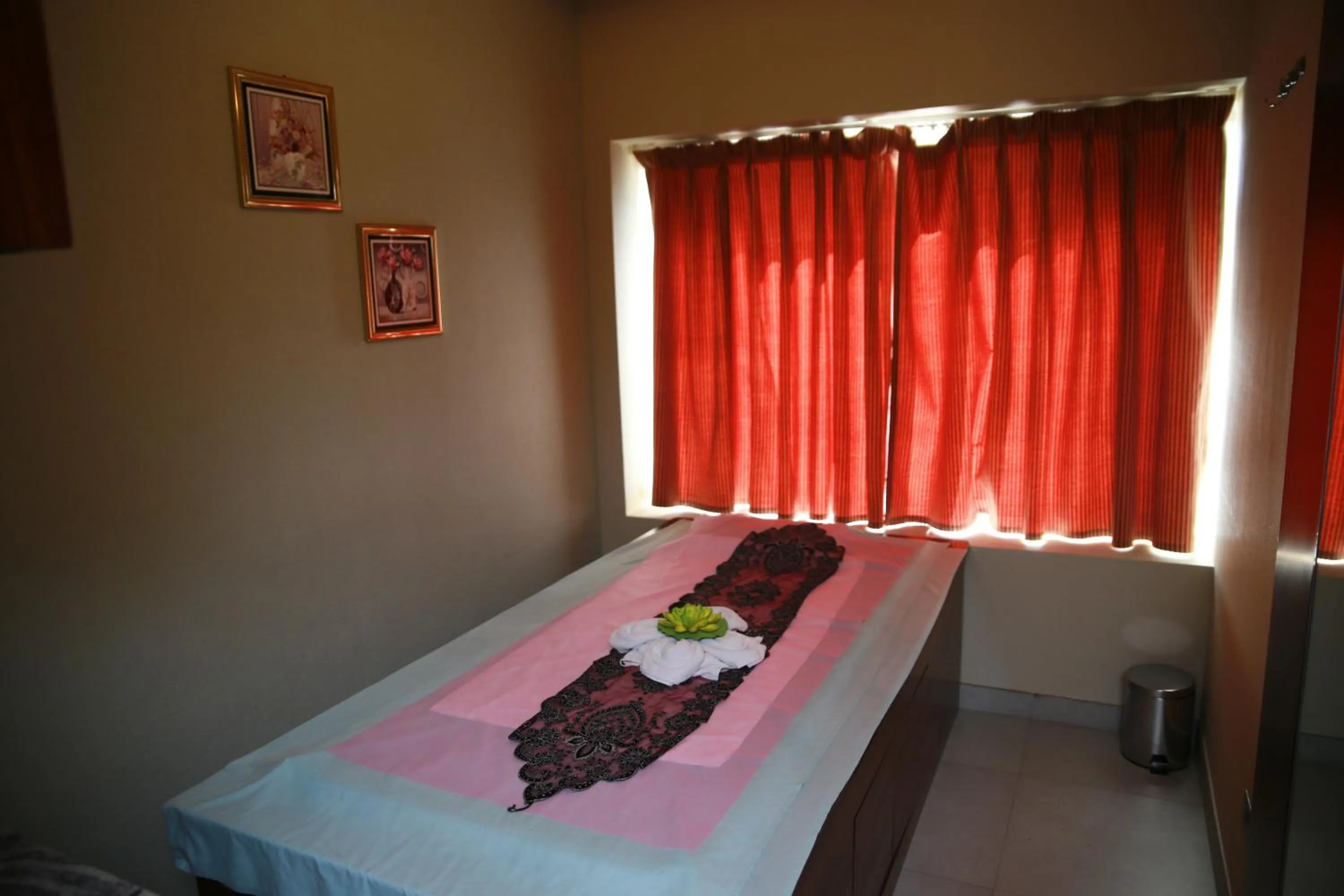 Spa and wellness centre/facilities, Bed in Versailles by Vieras Hotel