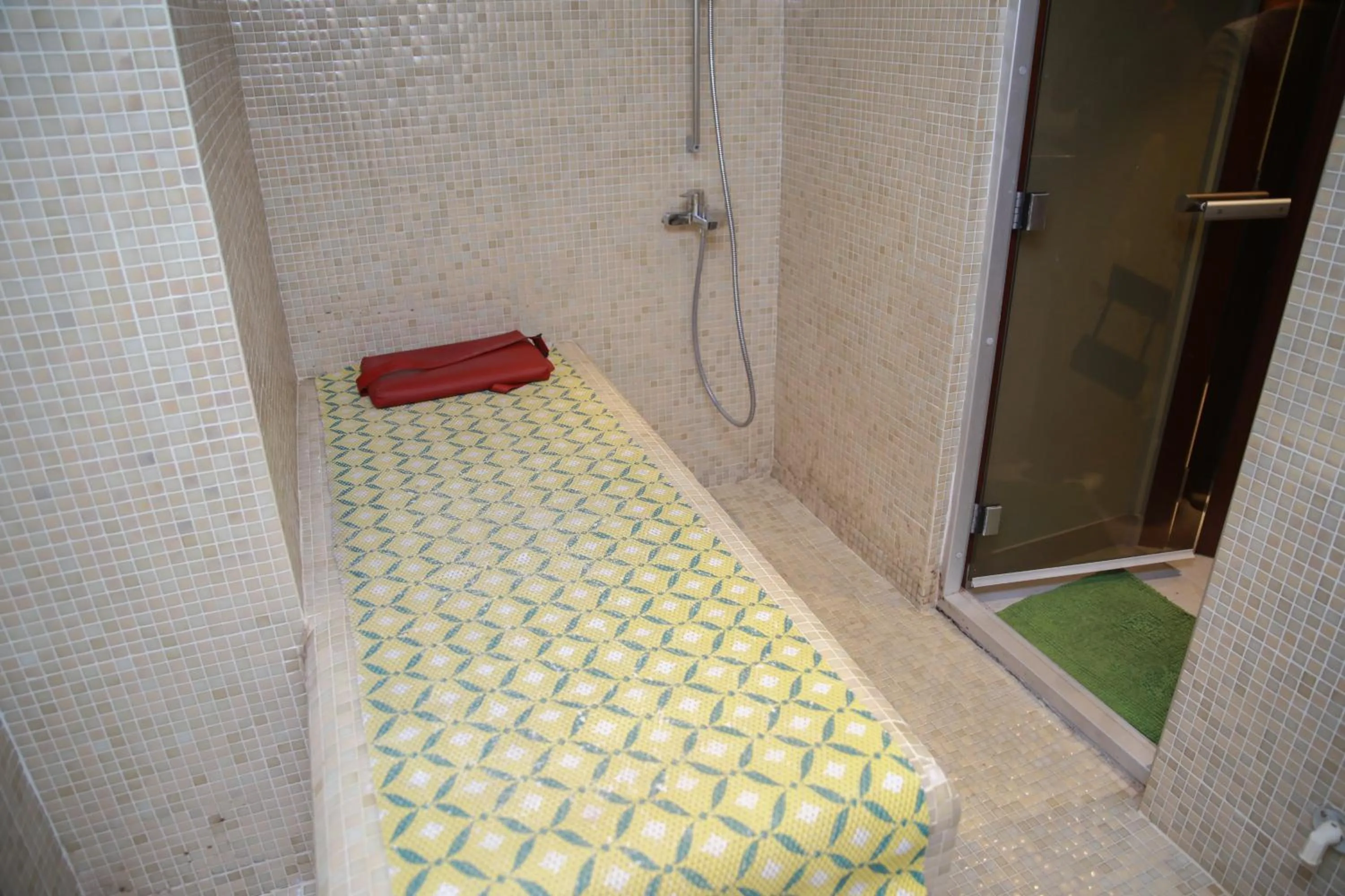 Spa and wellness centre/facilities, Bed in Versailles by Vieras Hotel