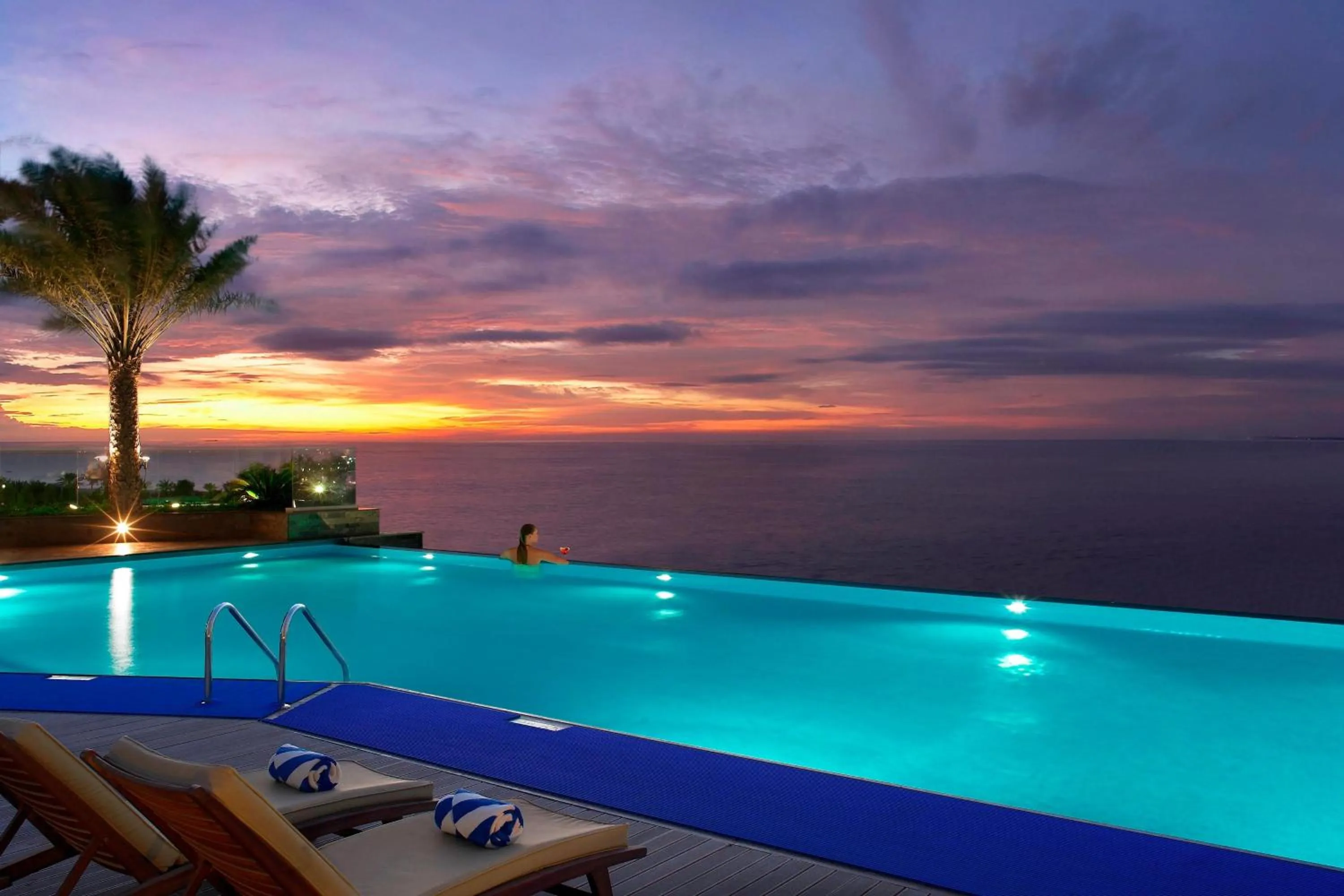 Swimming pool in Al Habtoor Grand Resort, Autograph Collection