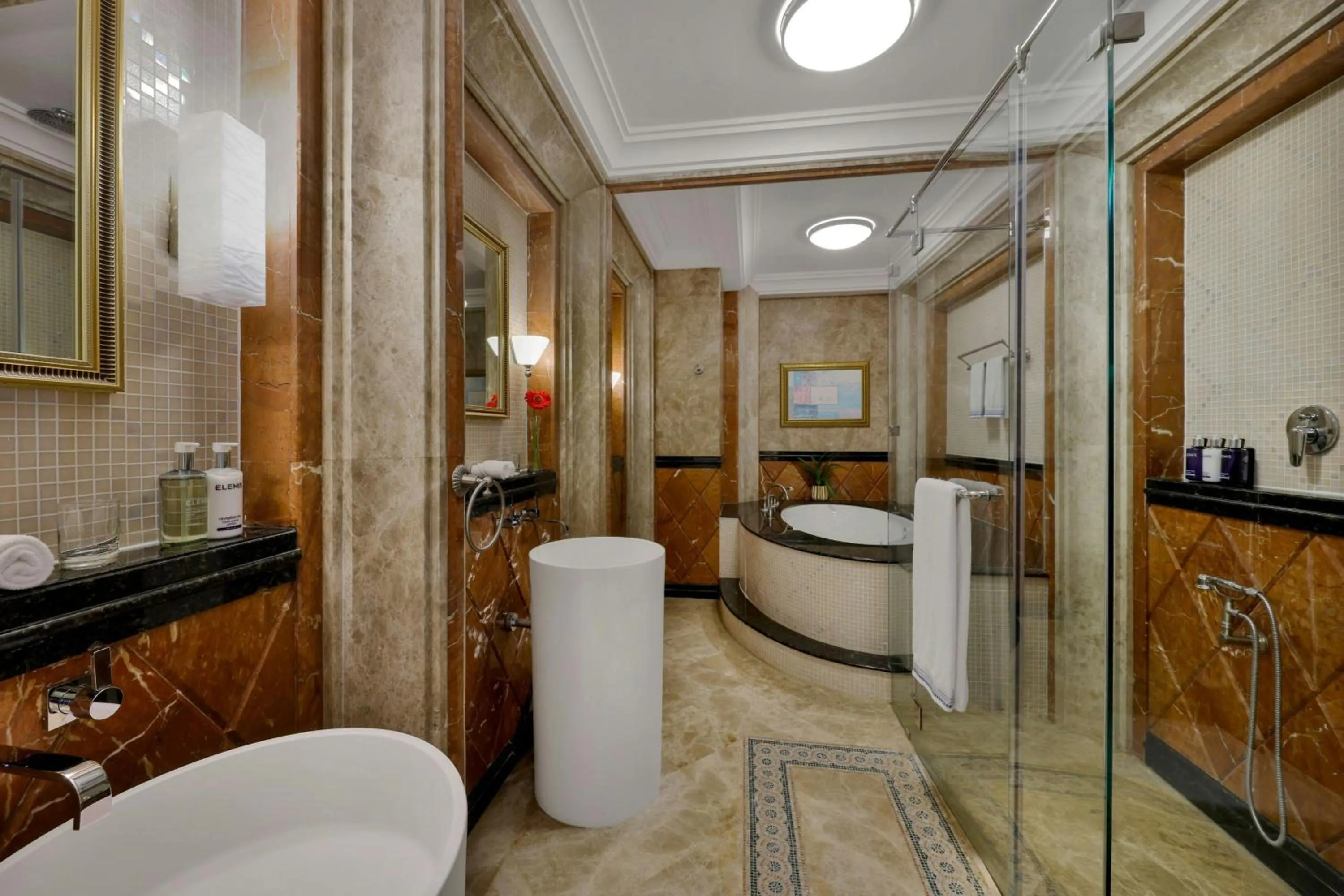 Bathroom in Al Habtoor Grand Resort, Autograph Collection