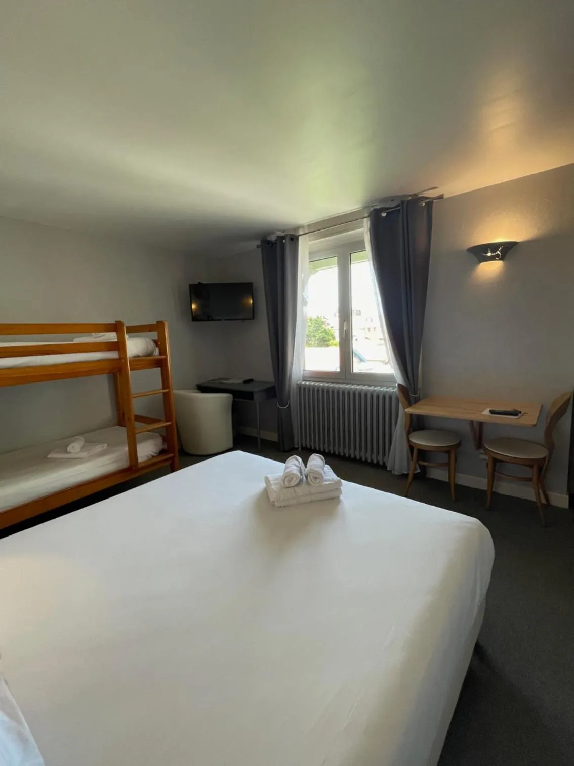 Photo of the whole room in Hôtel Michelet Plage