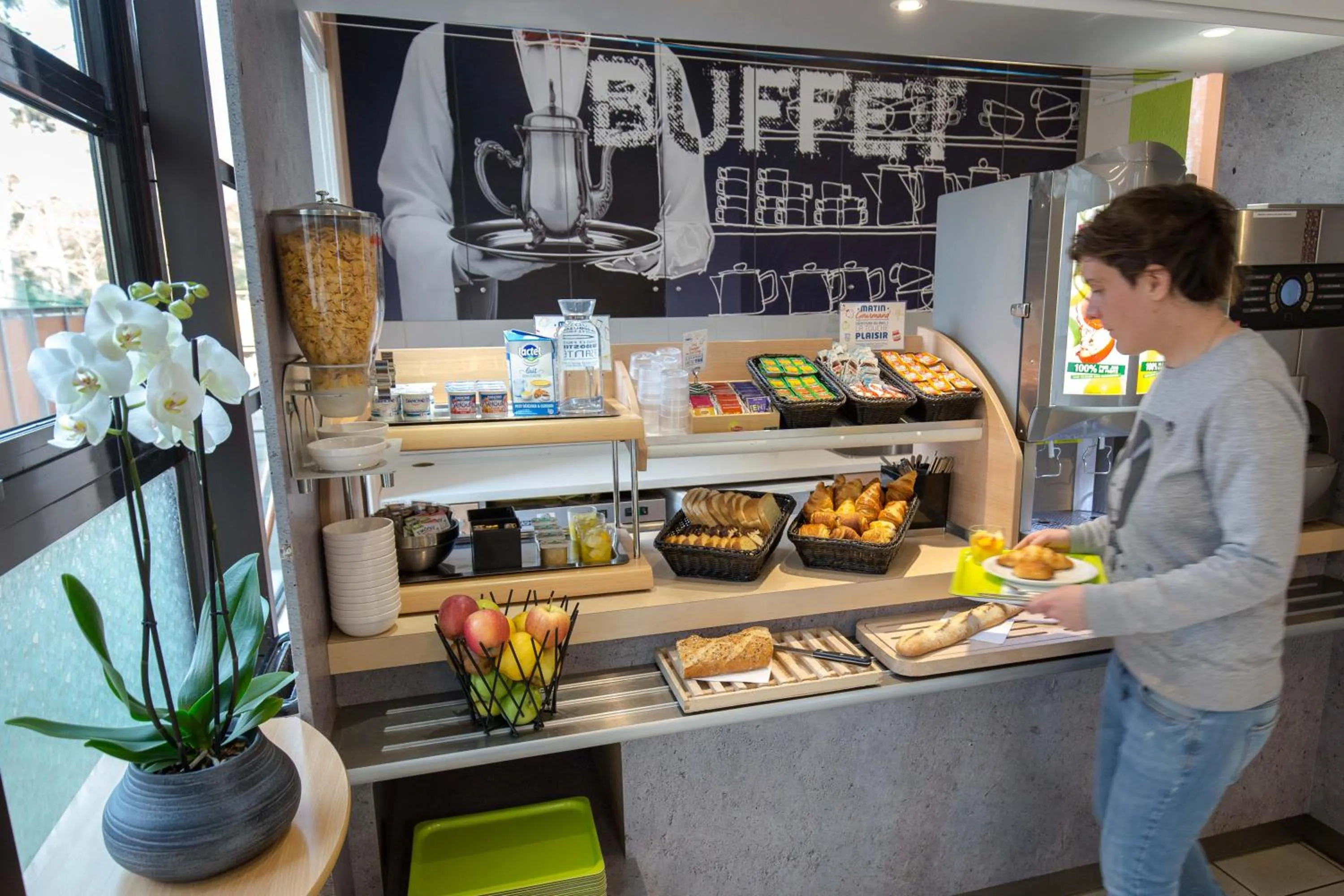 Buffet breakfast in ibis budget Vienne Sud