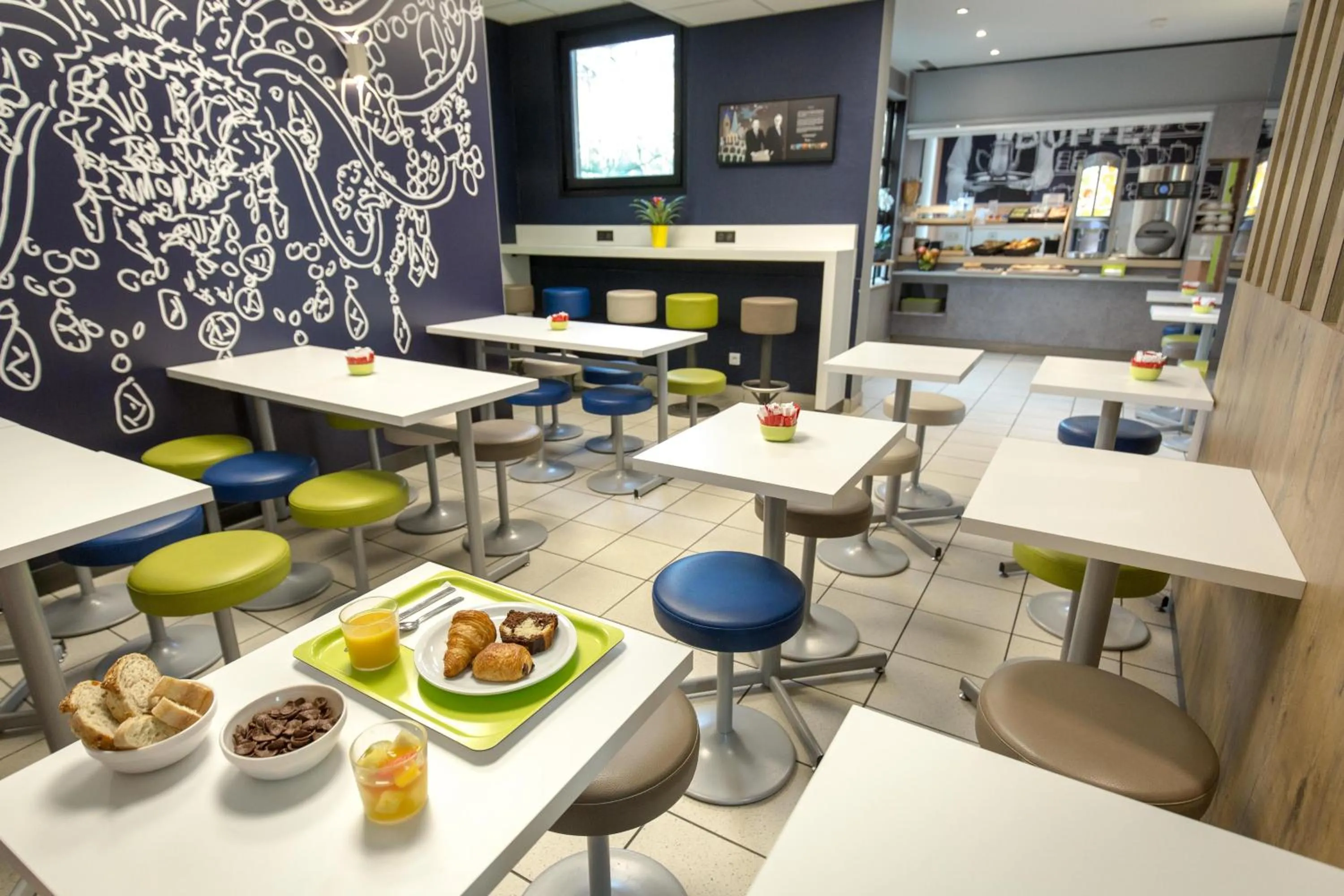 Buffet breakfast in ibis budget Vienne Sud