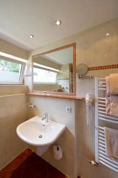 Bathroom in Central Hotel-Apart München