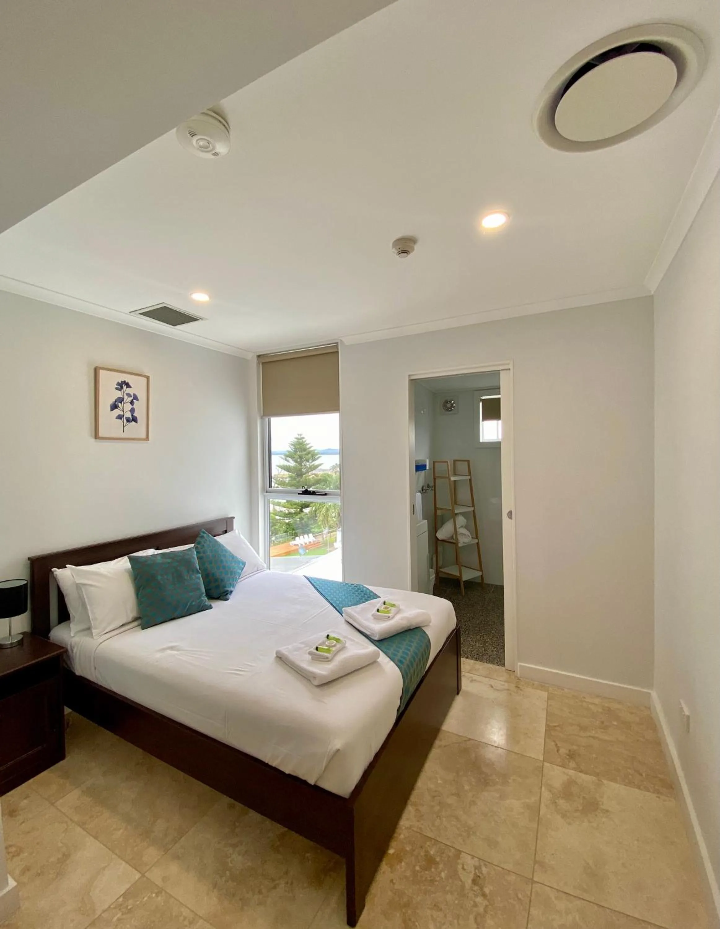 Bedroom, Bed in Lakes Resort Toukley