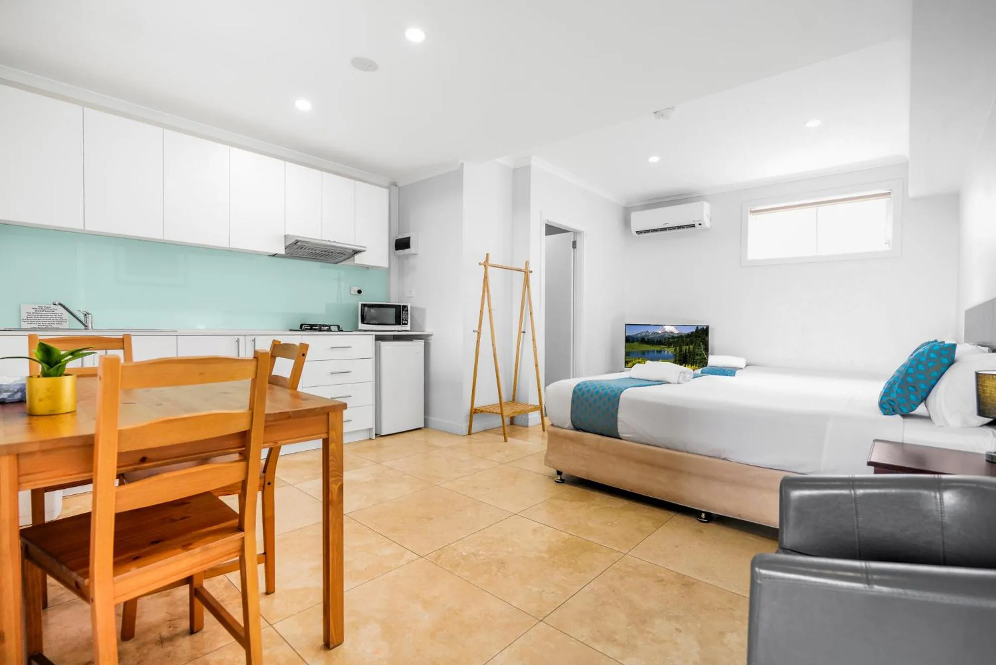 Kitchen or kitchenette, Bed in Lakes Resort Toukley