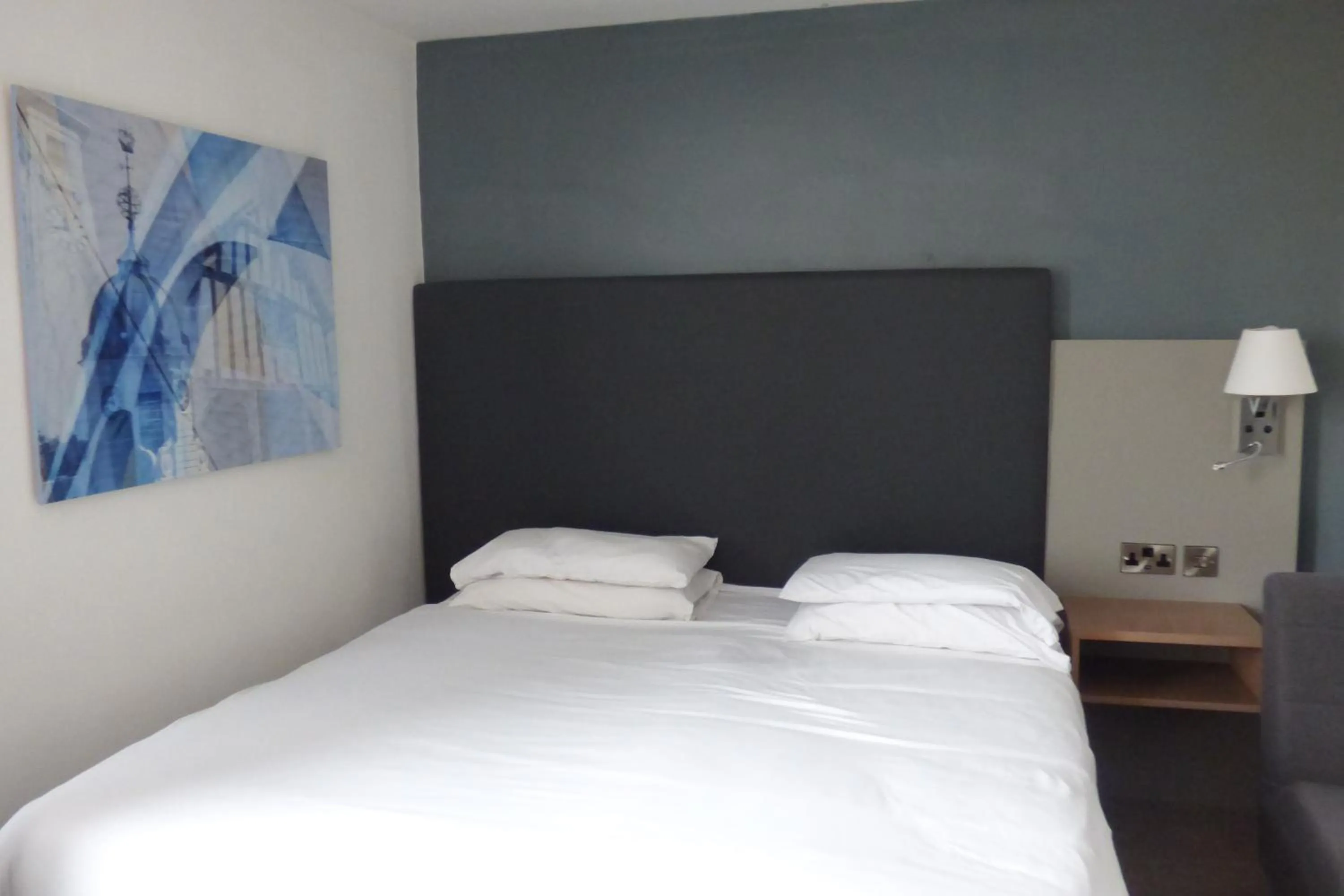 Bedroom, Bed in Midlands Hotel