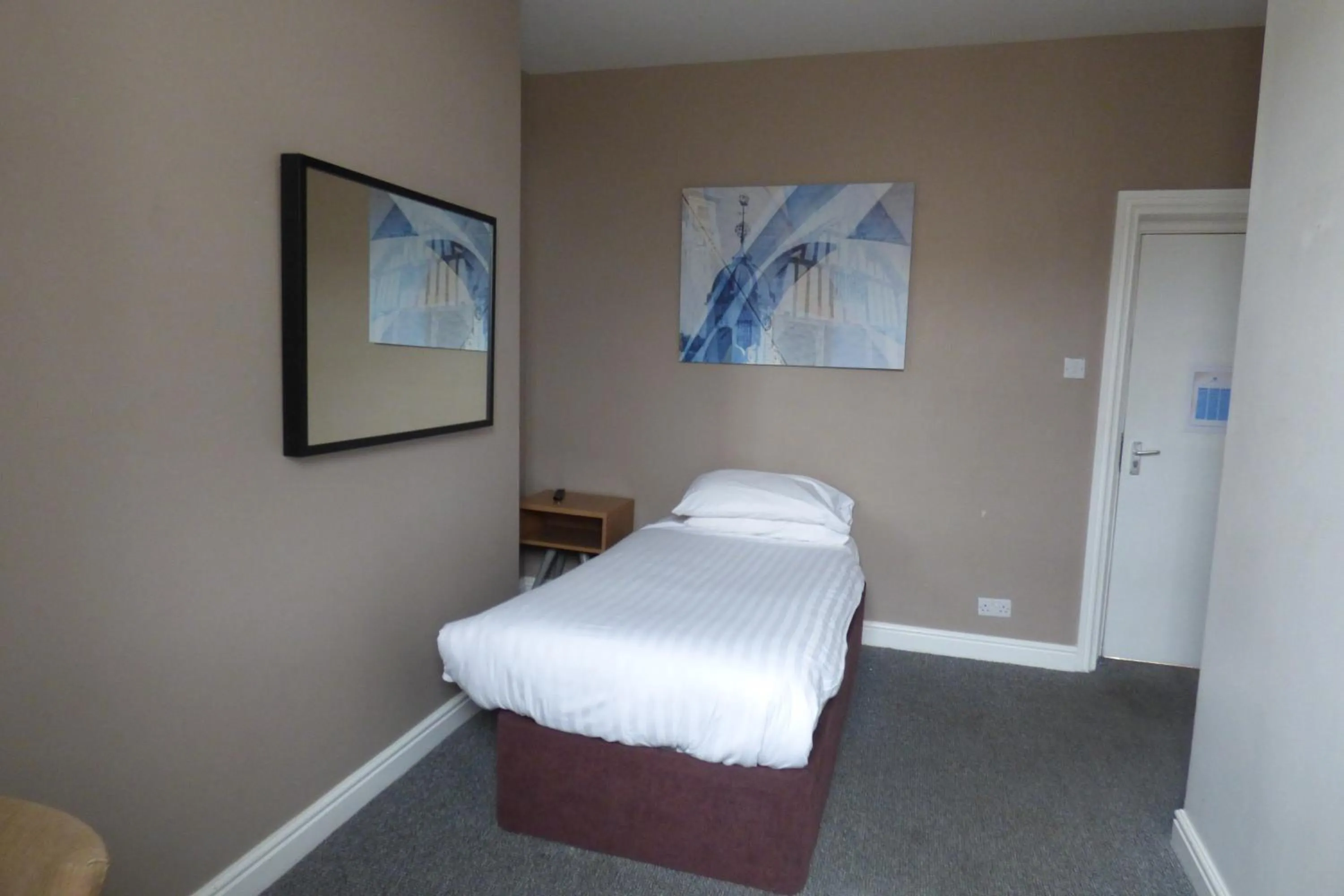 Photo of the whole room, Bed in Midlands Hotel