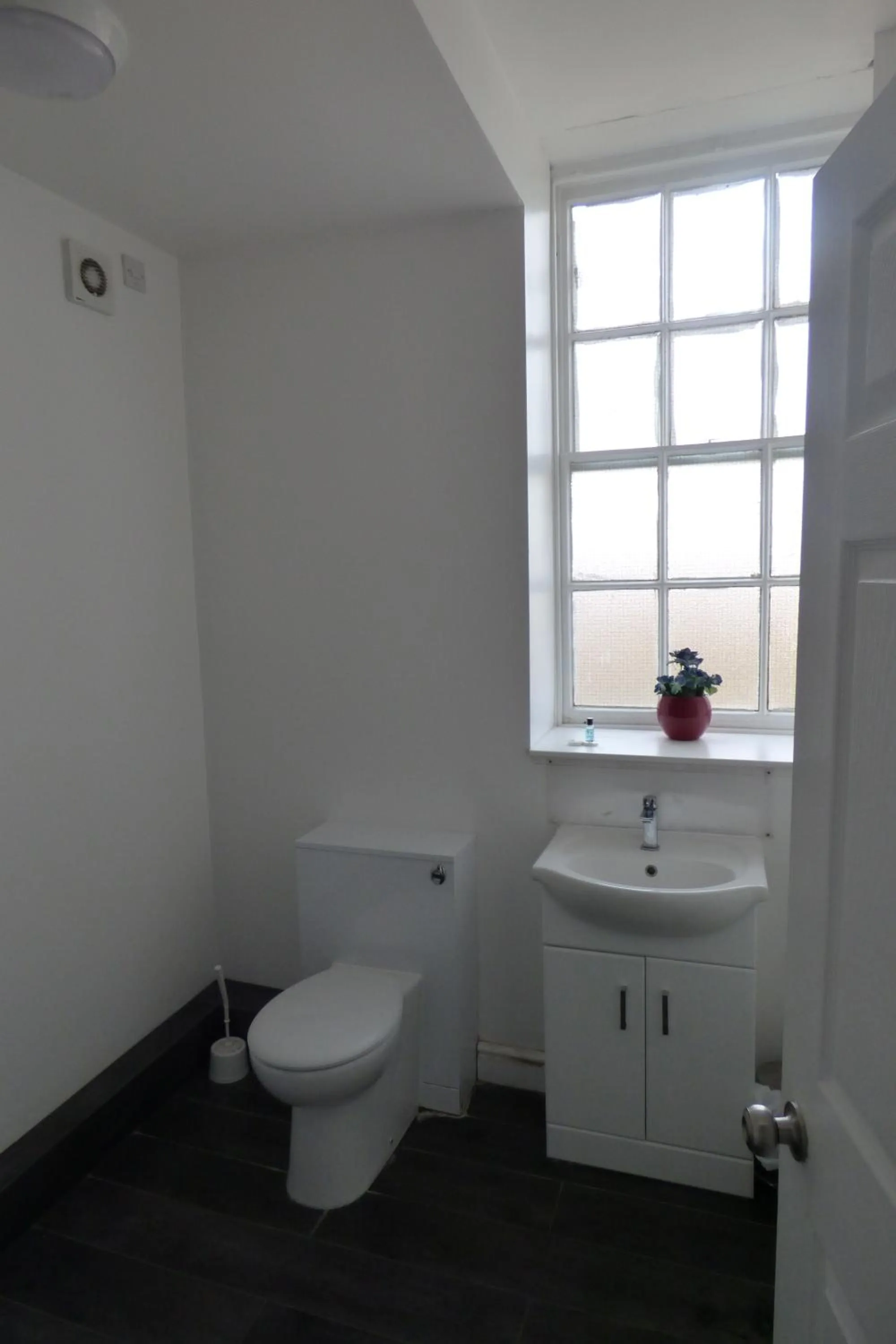 Bathroom in Midlands Hotel