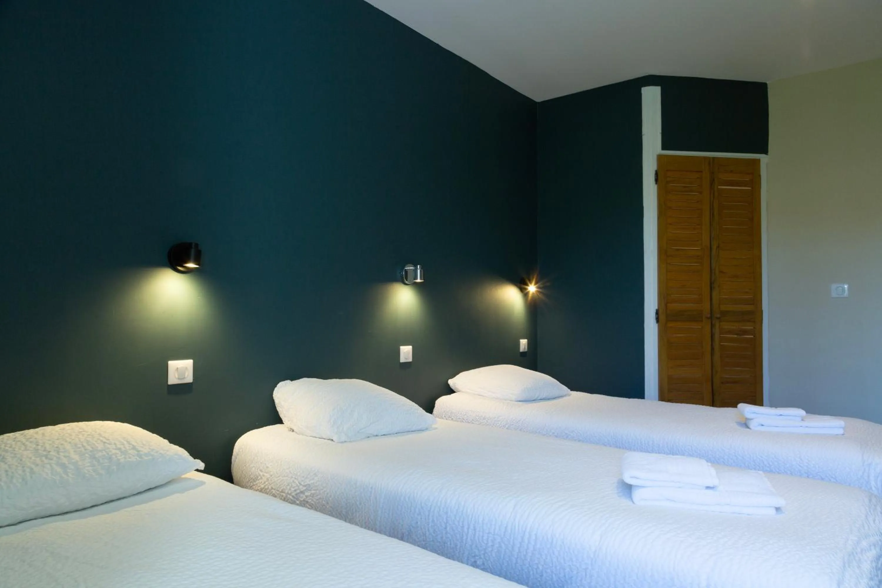 Bed in Logis Hôtel Restaurant Le Louvre