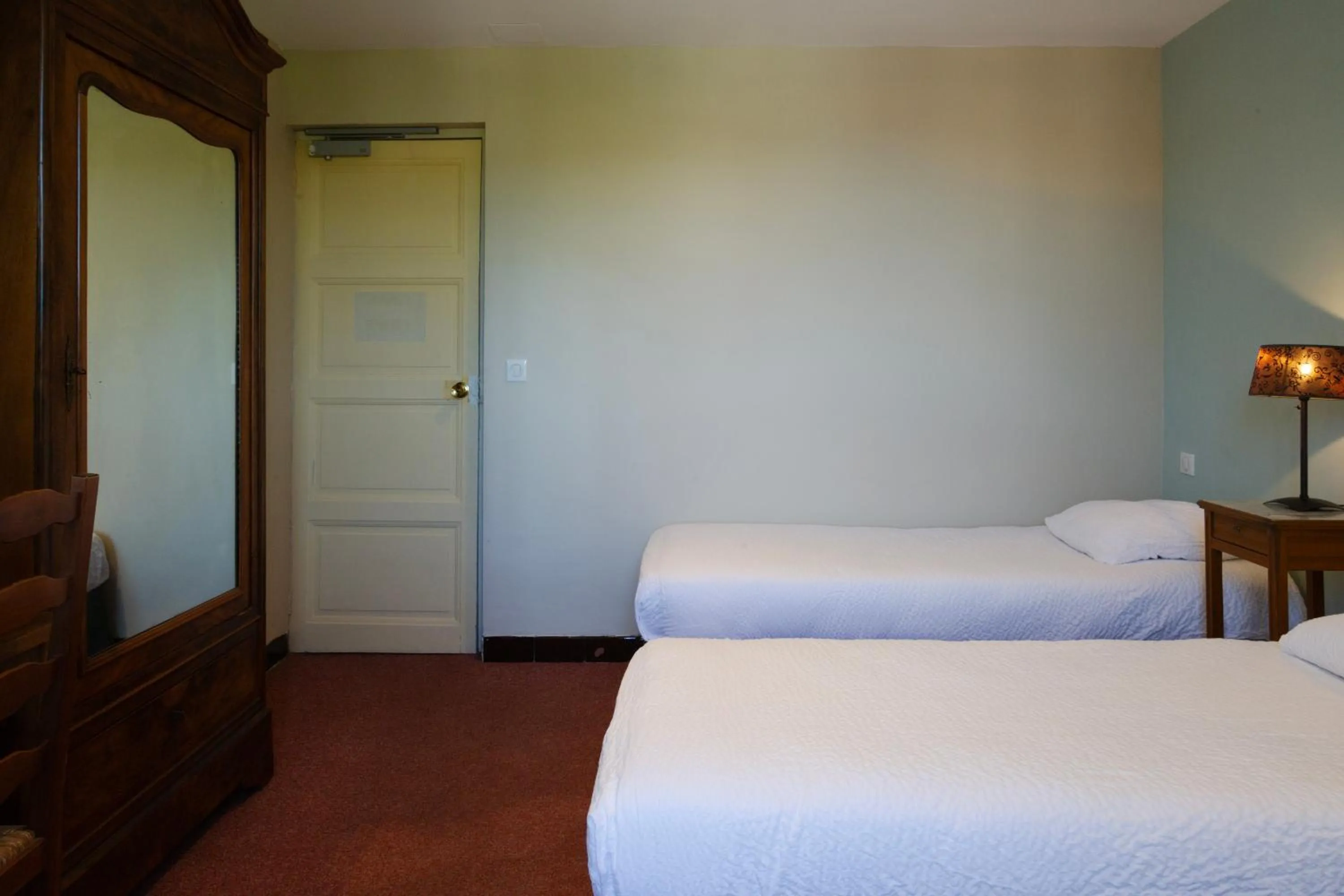 Bed in Logis Hôtel Restaurant Le Louvre