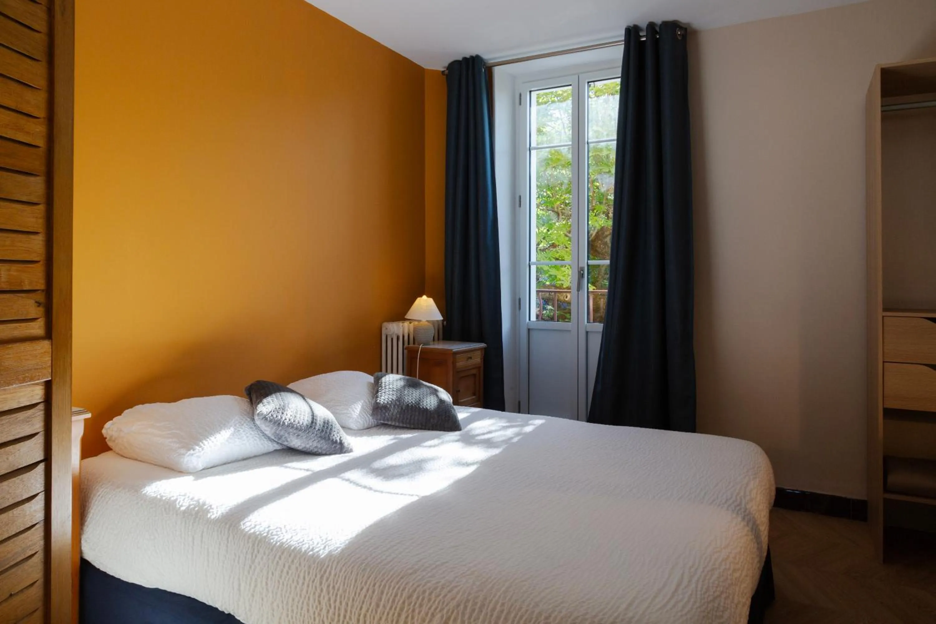 Bed in Logis Hôtel Restaurant Le Louvre