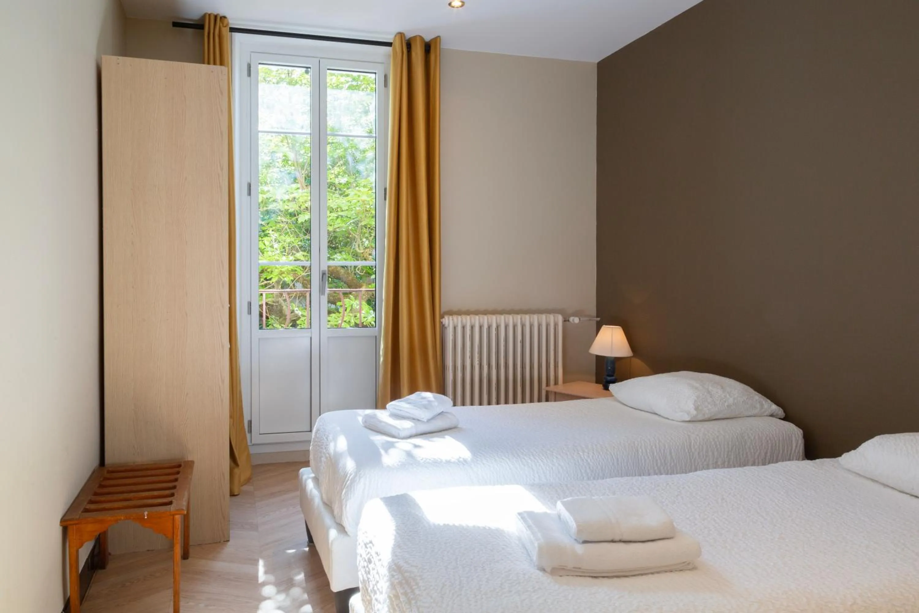 Bed in Logis Hôtel Restaurant Le Louvre