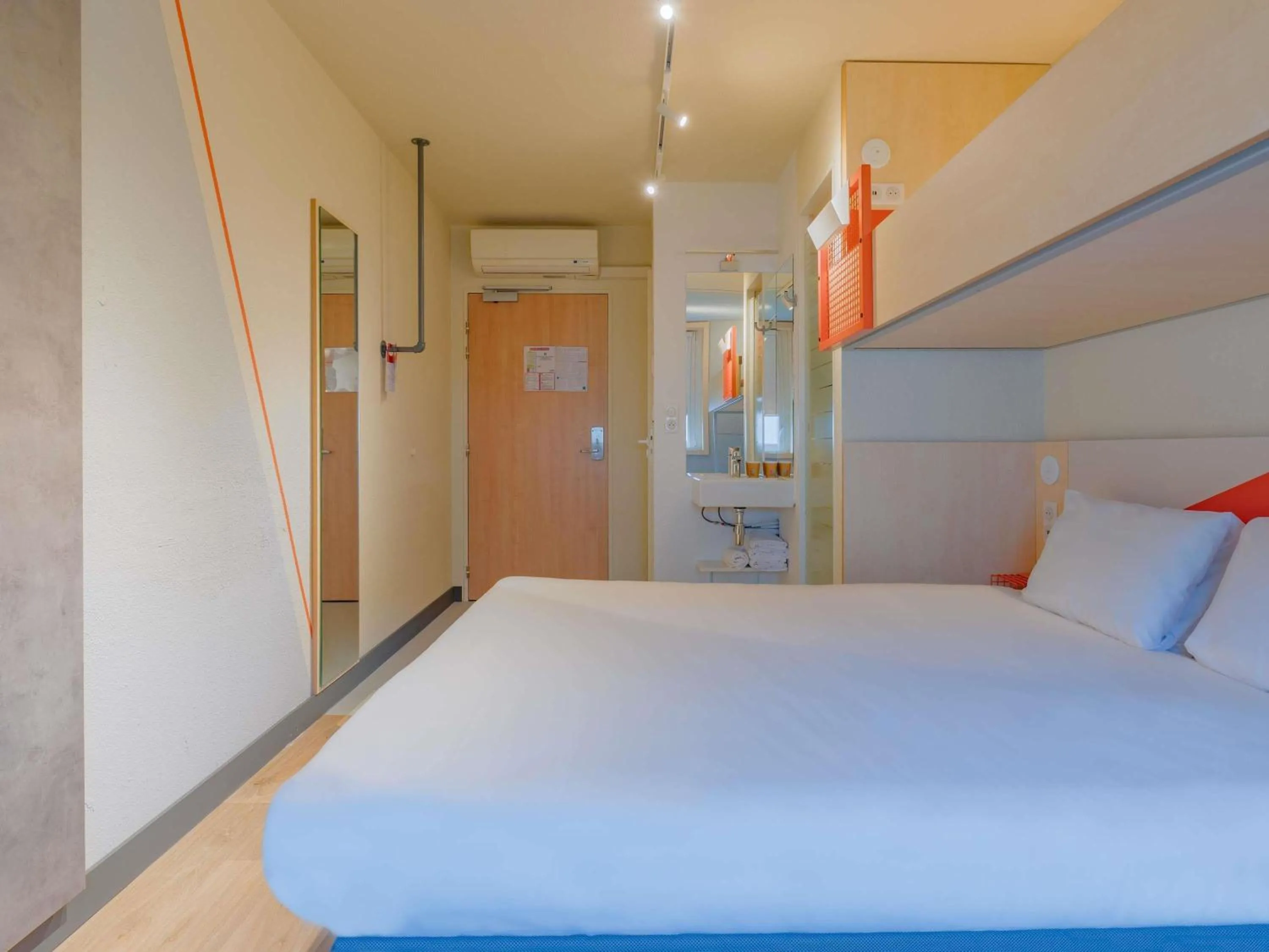 Bedroom, Bed in Ibis Budget Lyon Est Saint Quentin Fallavier