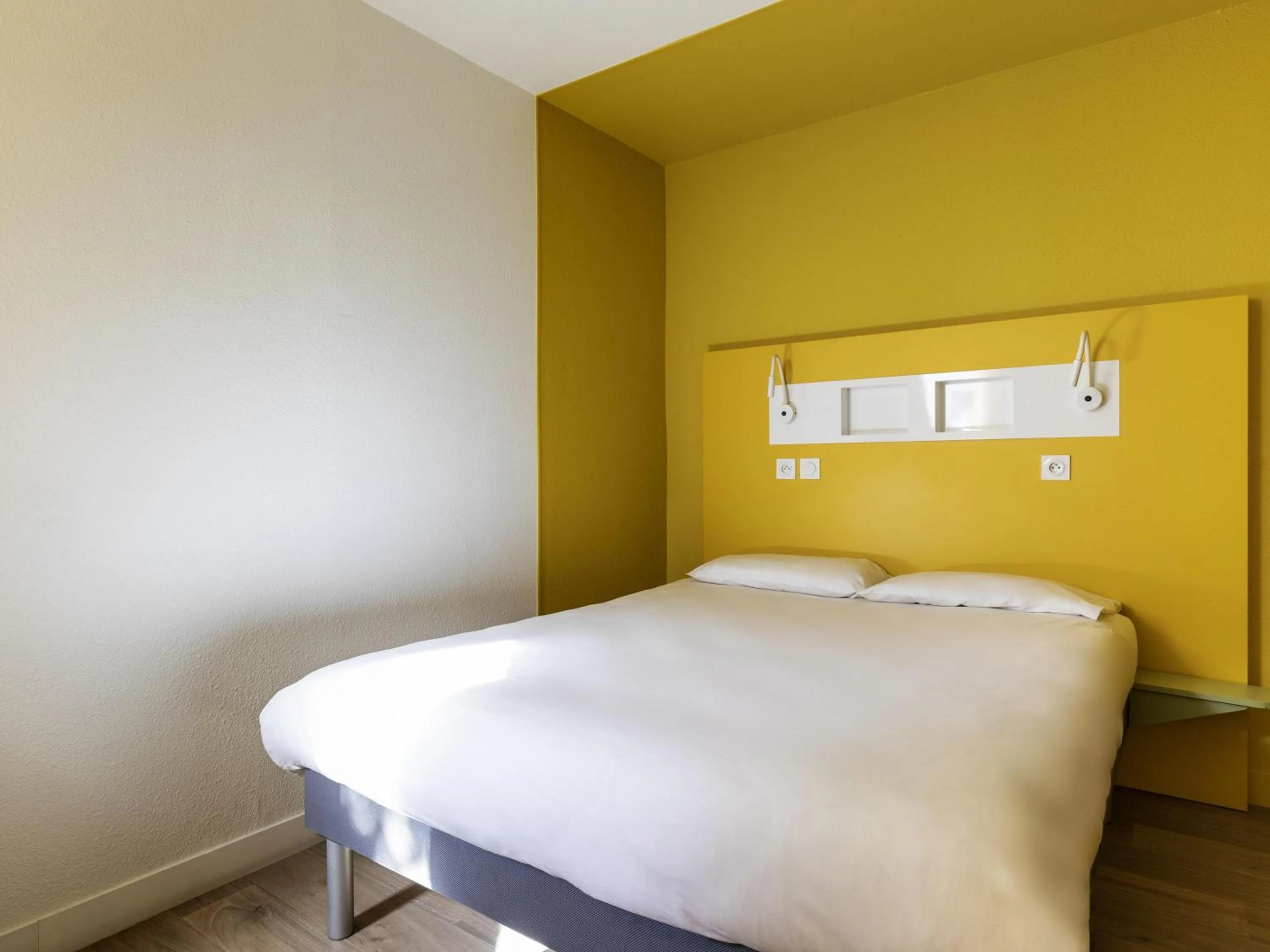 Bedroom, Bed in Ibis Budget Lyon Est Saint Quentin Fallavier